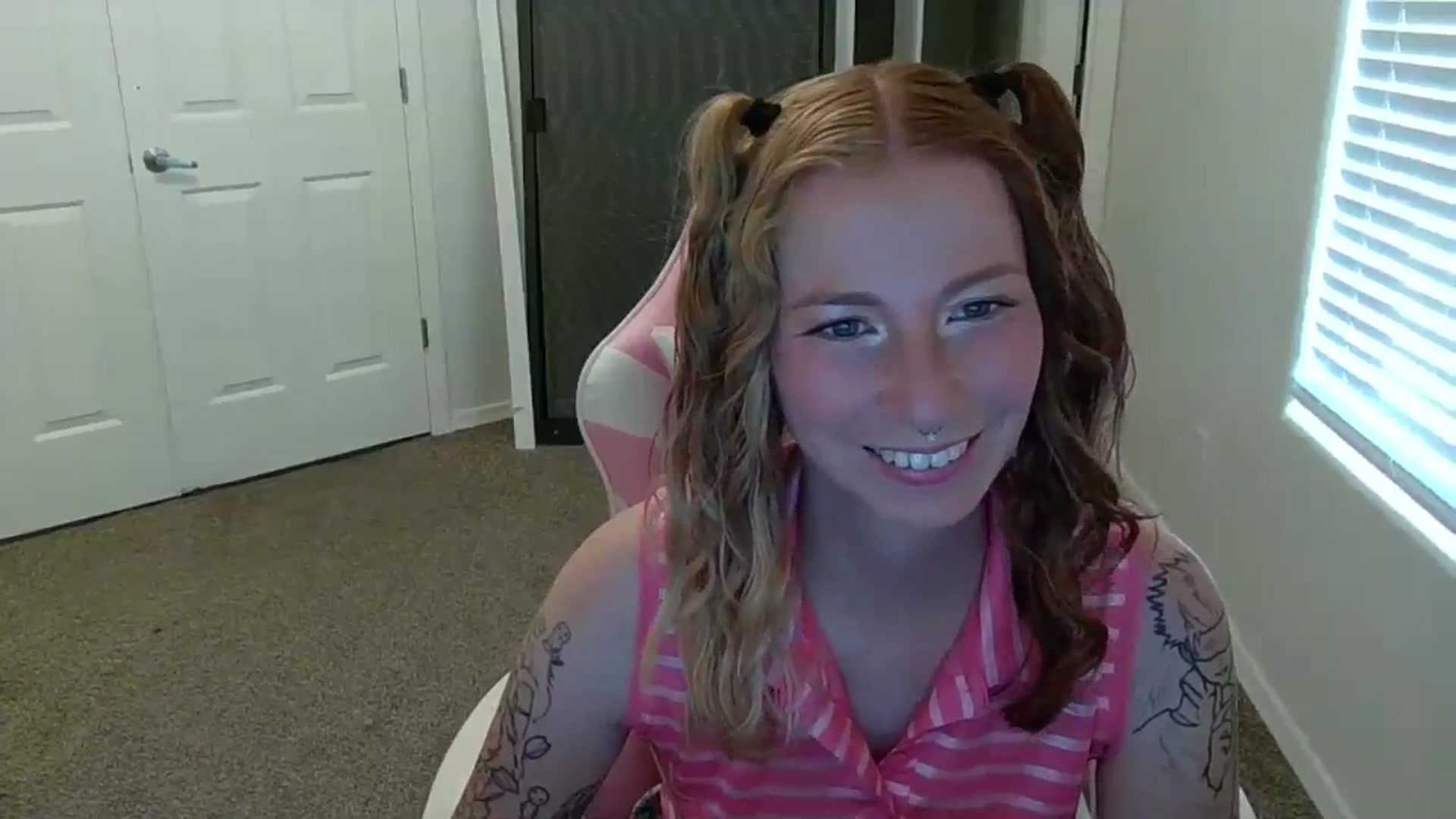 Gallery image thumbnail from Little_Lunar's myfreecams stream on, 09/28/2024, 24:53 image 4 of 20