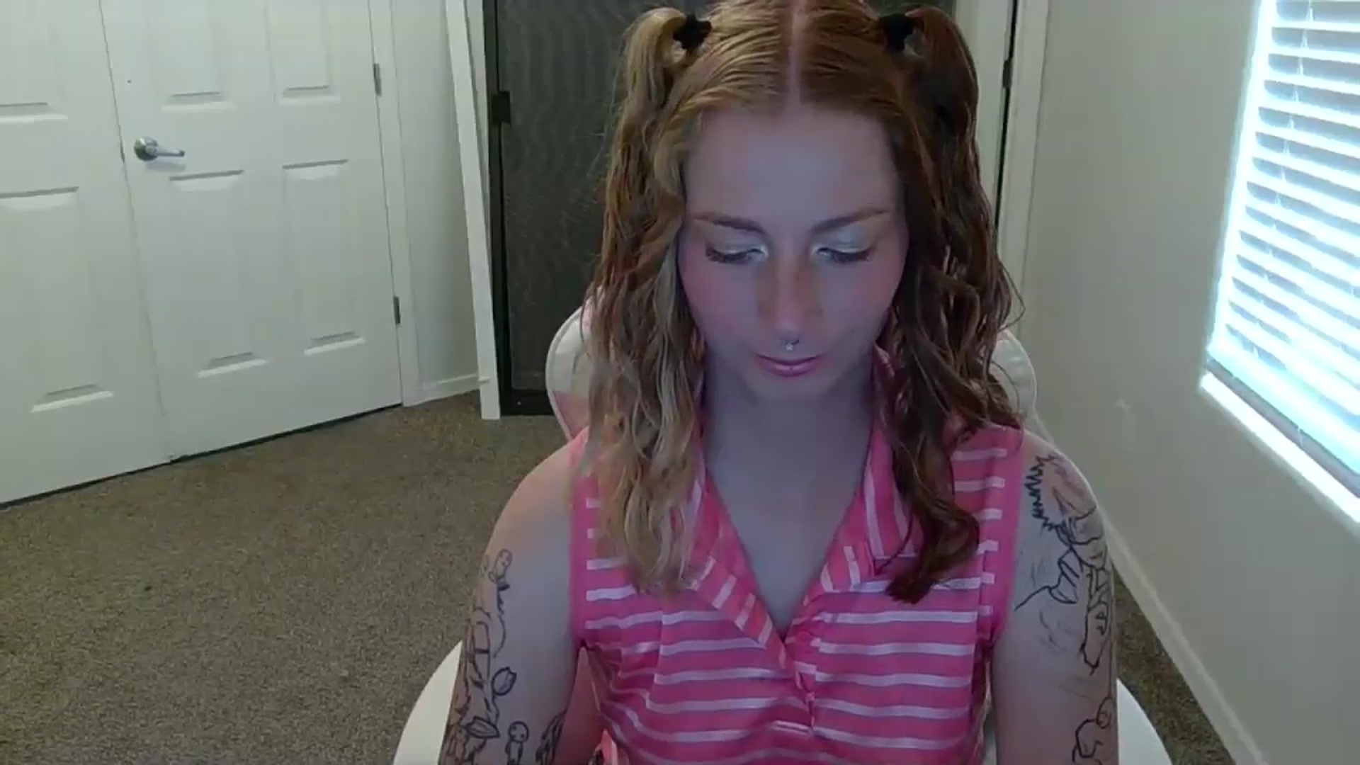 Gallery image thumbnail from Little_Lunar's myfreecams stream on, 09/28/2024, 24:53 image 2 of 20