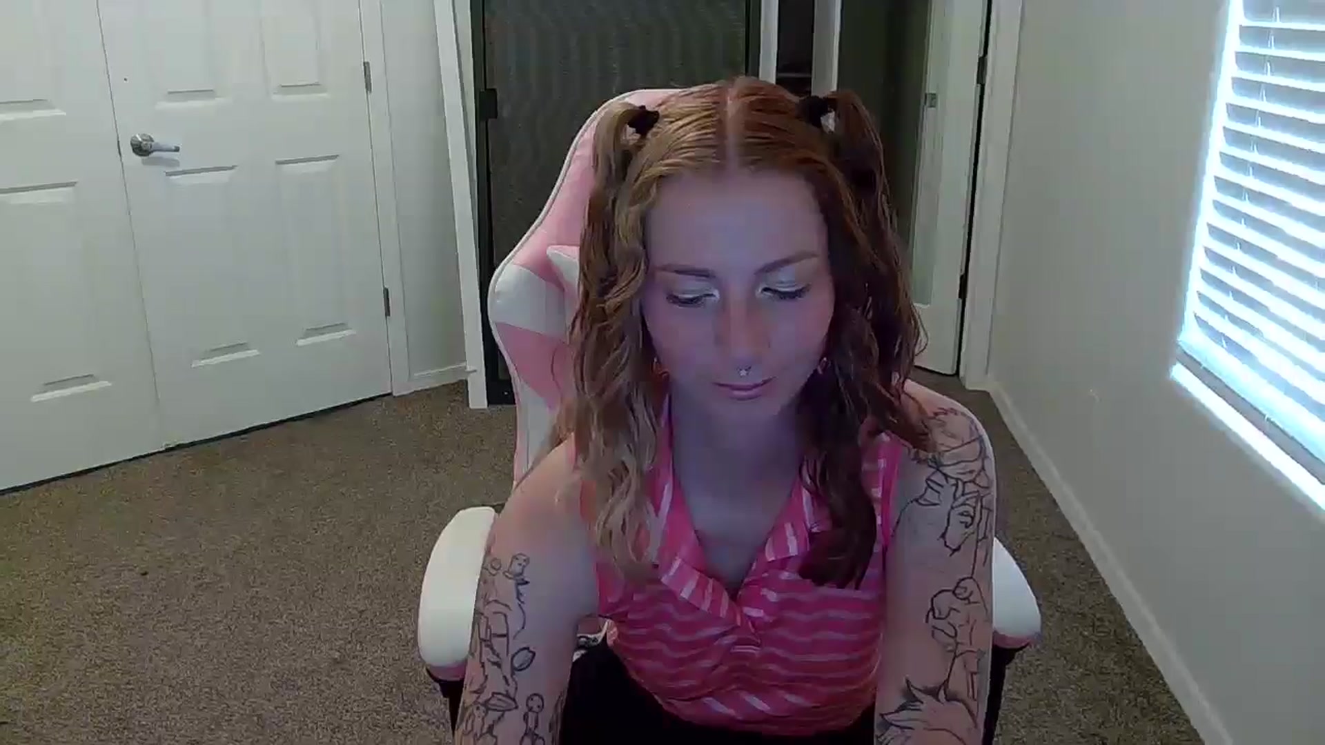 Gallery image thumbnail from Little_Lunar's myfreecams stream on, 09/28/2024, 24:53 image 17 of 20