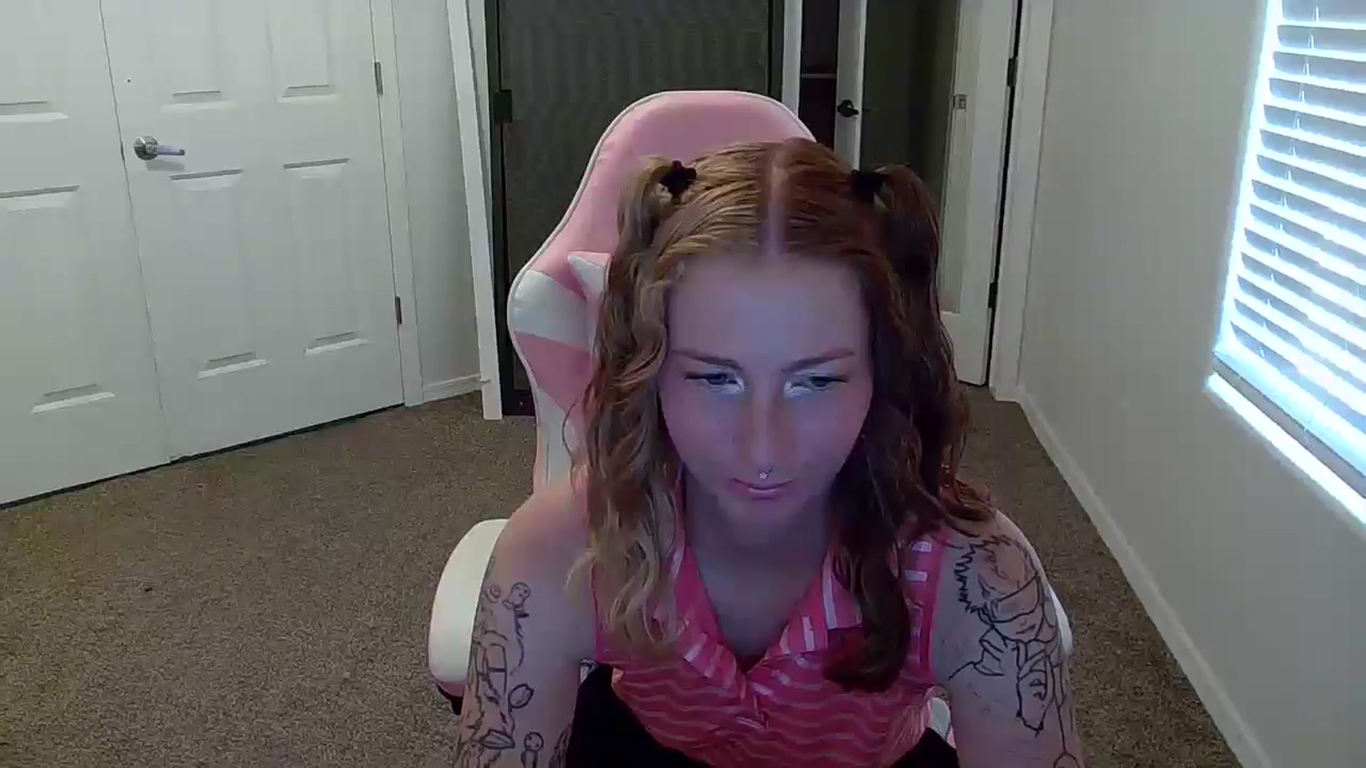Gallery image thumbnail from Little_Lunar's myfreecams stream on, 09/28/2024, 24:53 image 18 of 20