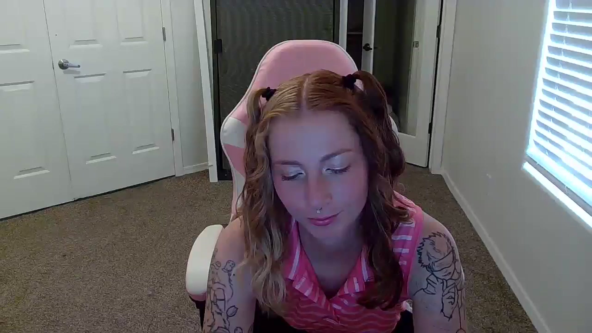 Gallery image thumbnail from Little_Lunar's myfreecams stream on, 09/28/2024, 24:53 image 14 of 20