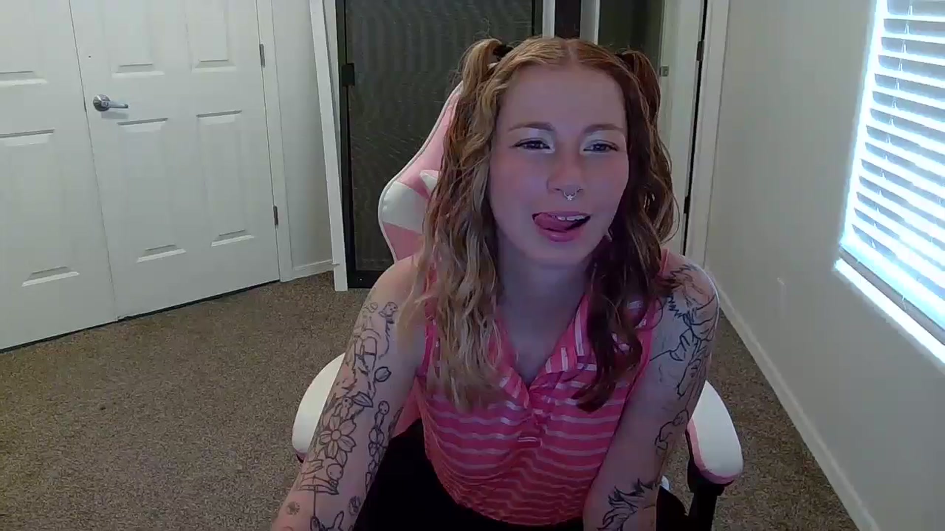 Gallery image thumbnail from Little_Lunar's myfreecams stream on, 09/28/2024, 24:53 image 12 of 20