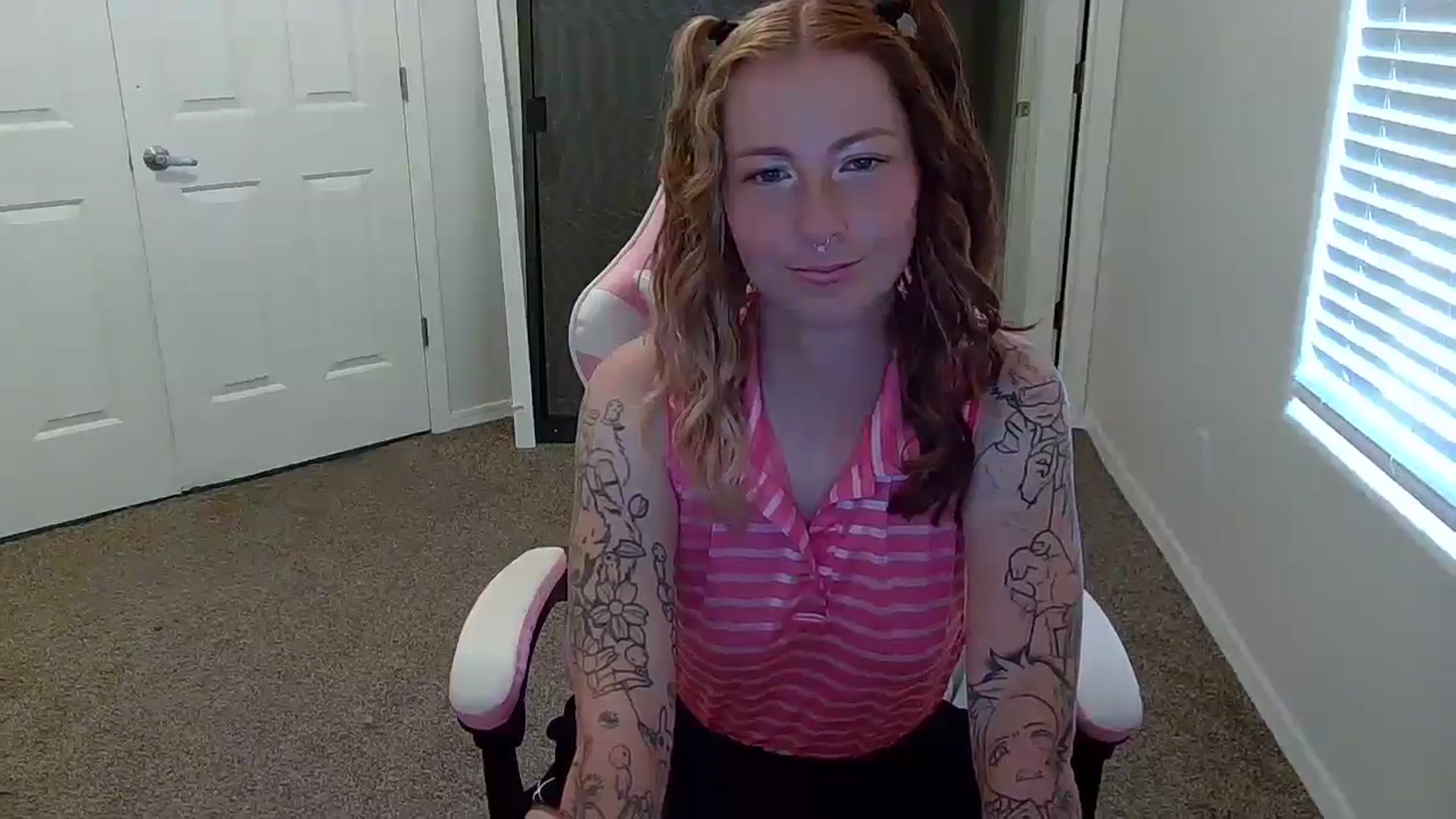 Gallery image thumbnail from Little_Lunar's myfreecams stream on, 09/28/2024, 24:53 image 13 of 20