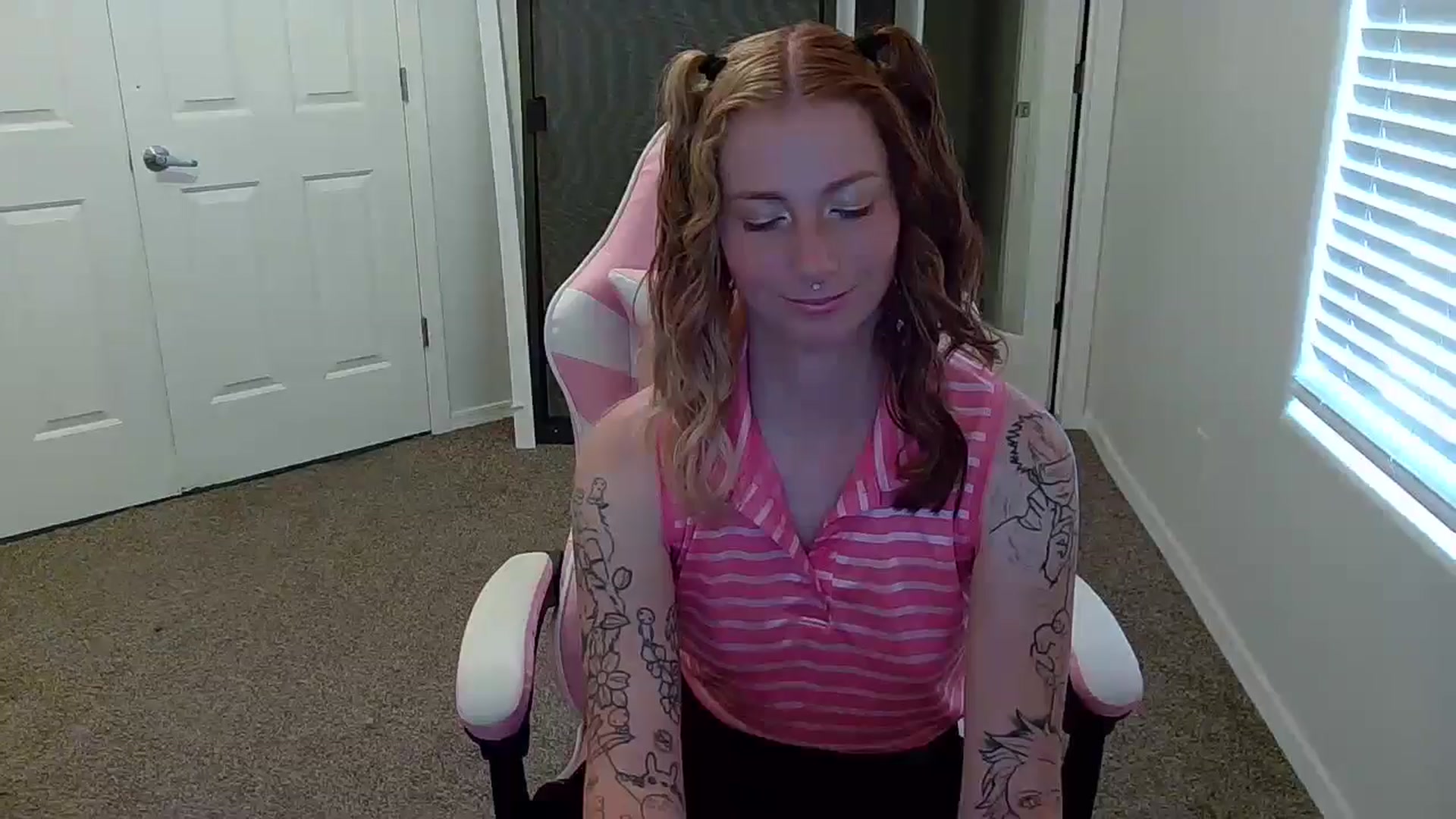 Gallery image thumbnail from Little_Lunar's myfreecams stream on, 09/28/2024, 24:53 image 15 of 20