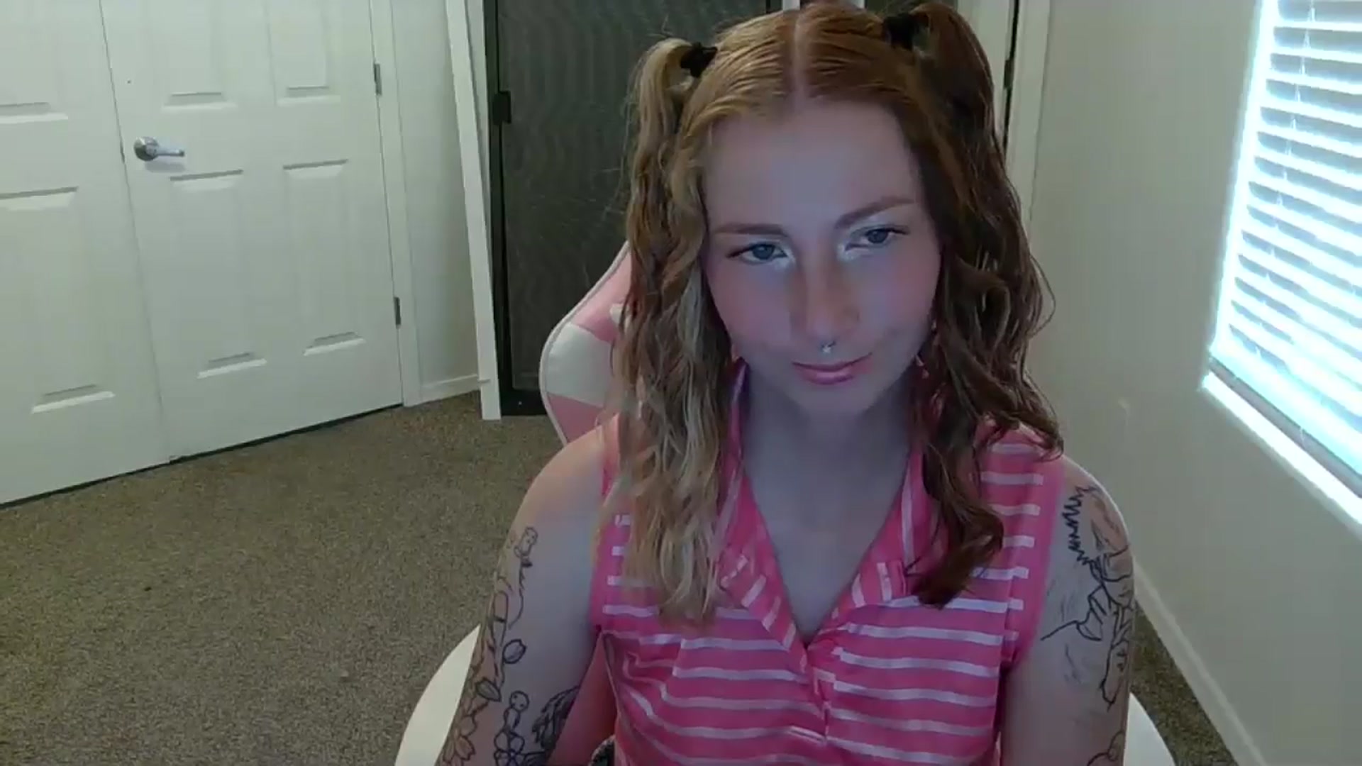 Gallery image thumbnail from Little_Lunar's myfreecams stream on, 09/28/2024, 24:53 image 3 of 20