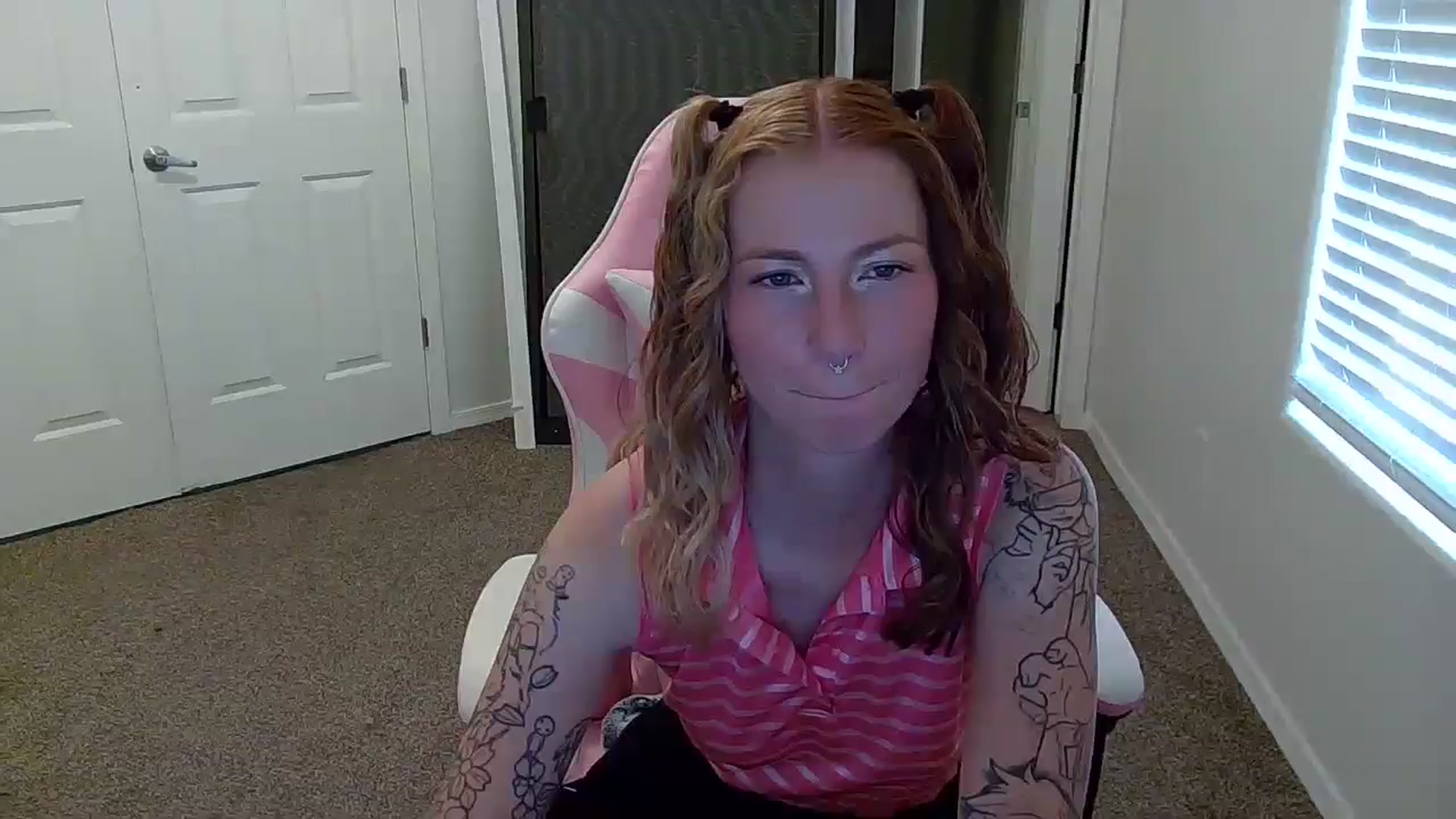 Gallery image thumbnail from Little_Lunar's myfreecams stream on, 09/28/2024, 24:53 image 16 of 20
