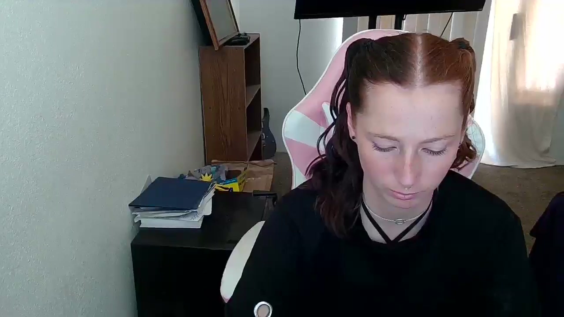 Gallery image thumbnail from Little_Lunar's myfreecams stream on, 05/19/2025, 20:46 image 8 of 20
