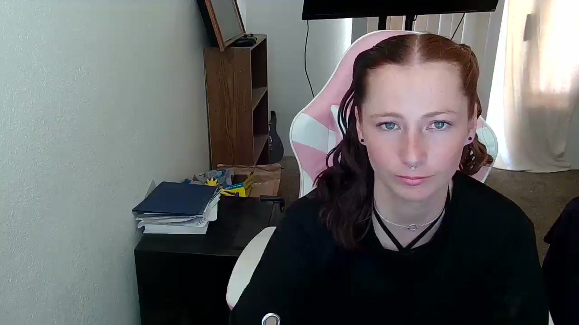 Gallery image thumbnail from Little_Lunar's myfreecams stream on, 05/19/2025, 20:46 image 9 of 20