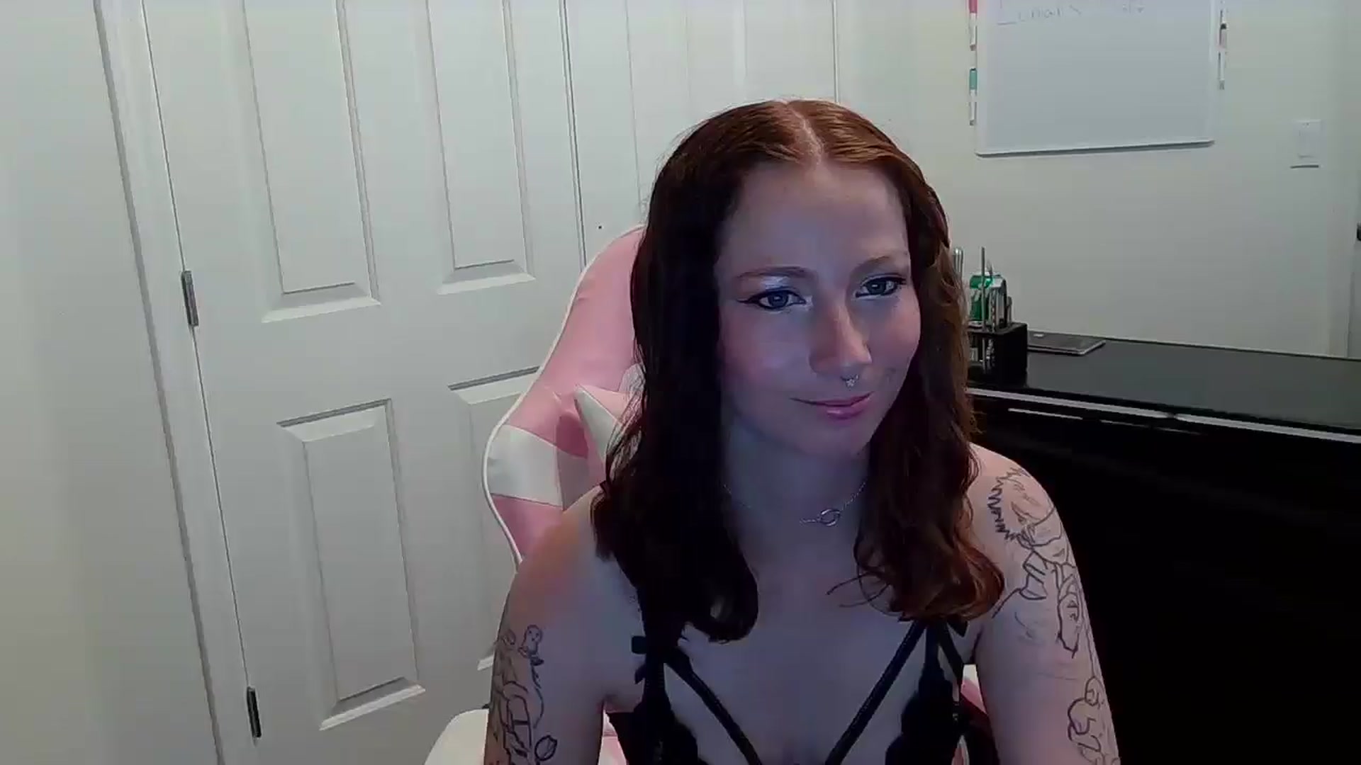 Gallery image thumbnail from Little_Lunar's myfreecams stream on, 05/29/2025, 20:08 image 1 of 20