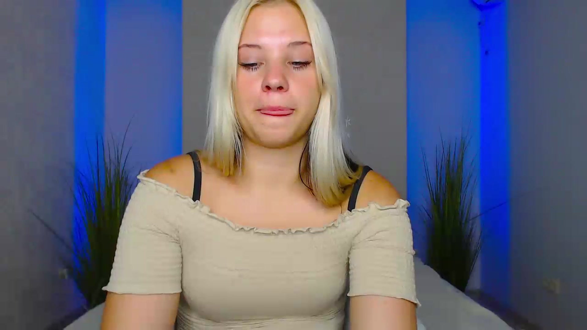 Gallery image thumbnail from Little_k1ttyy's myfreecams stream on, 07/03/2023, 12:27 image 14 of 20