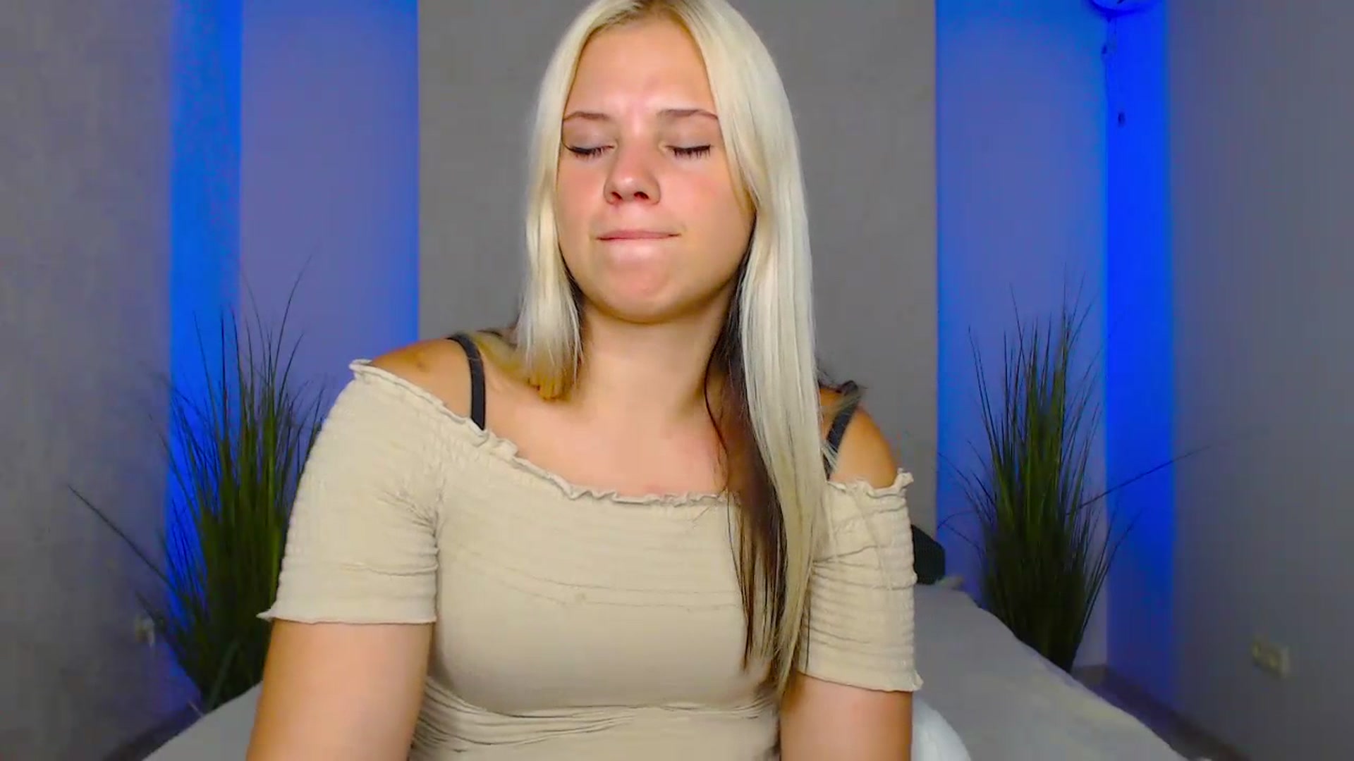 Gallery image thumbnail from Little_k1ttyy's myfreecams stream on, 07/03/2023, 12:27 image 19 of 20