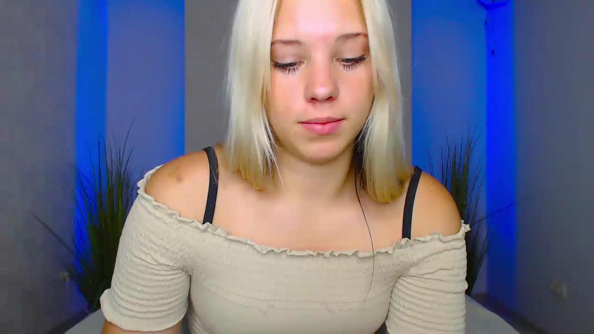 Gallery image thumbnail from Little_k1ttyy's myfreecams stream on, 07/03/2023, 12:27 image 12 of 20