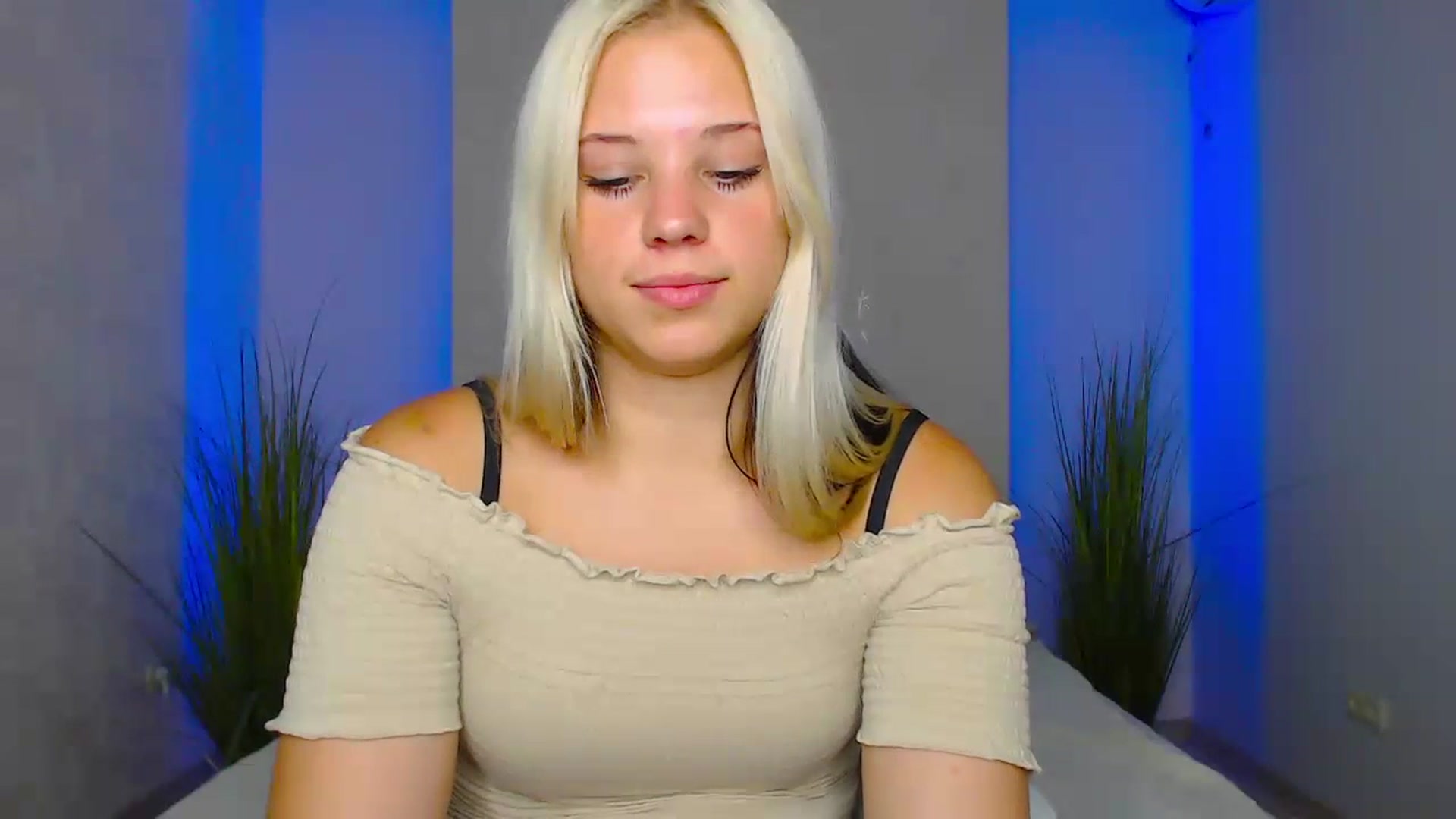 Gallery image thumbnail from Little_k1ttyy's myfreecams stream on, 07/03/2023, 12:27 image 15 of 20
