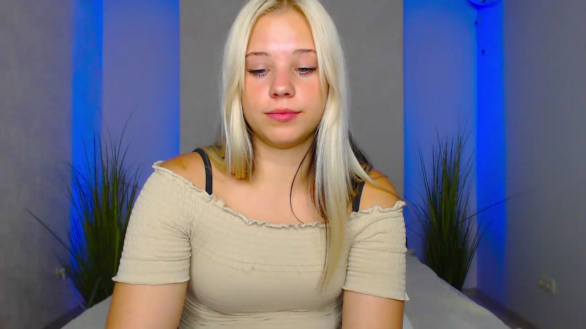 Gallery image thumbnail from Little_k1ttyy's myfreecams stream on, 07/03/2023, 12:27 image 17 of 20