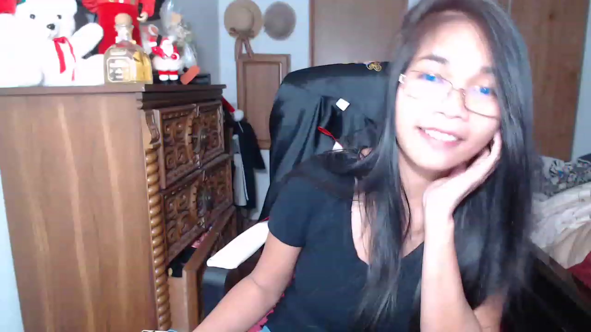 Gallery image thumbnail from Littlekai2023's myfreecams stream on, 12/19/2022, 04:53 image 3 of 20