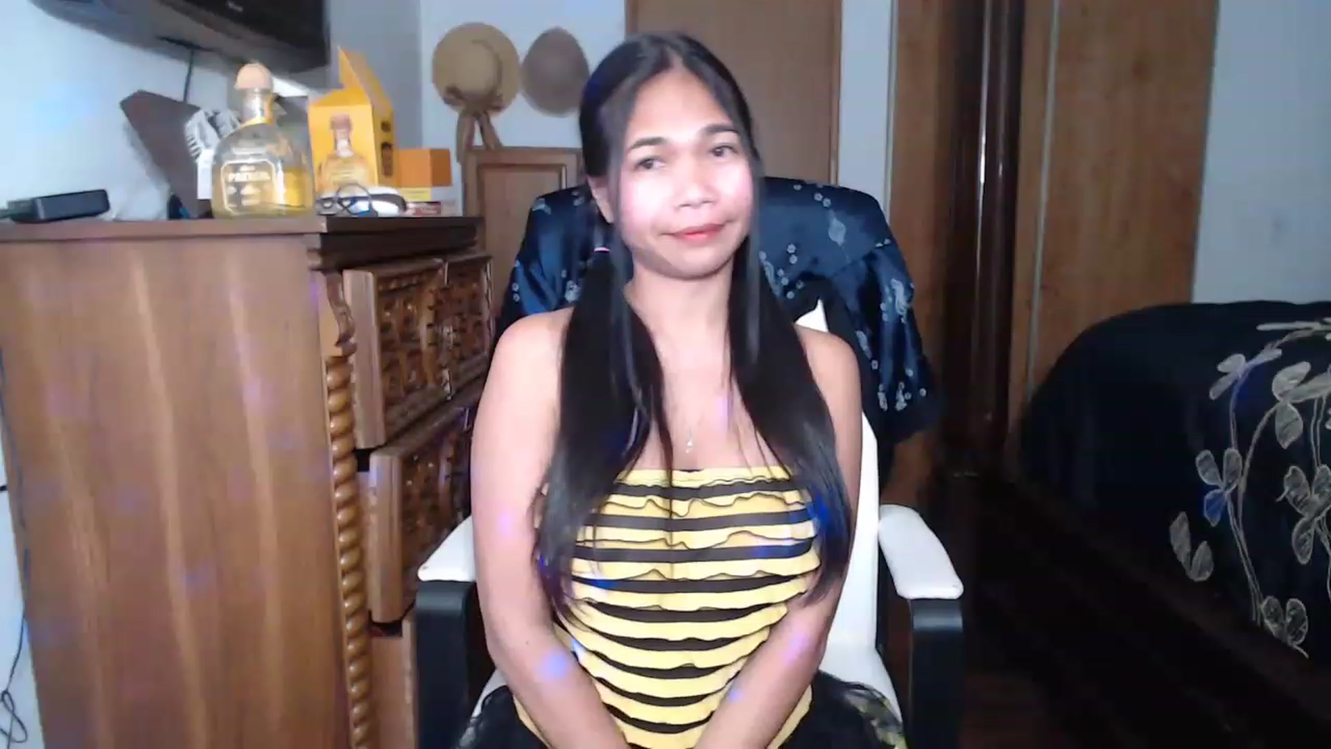 Gallery image thumbnail from Littlekai2023's myfreecams stream on, 04/16/2023, 05:02 image 12 of 20