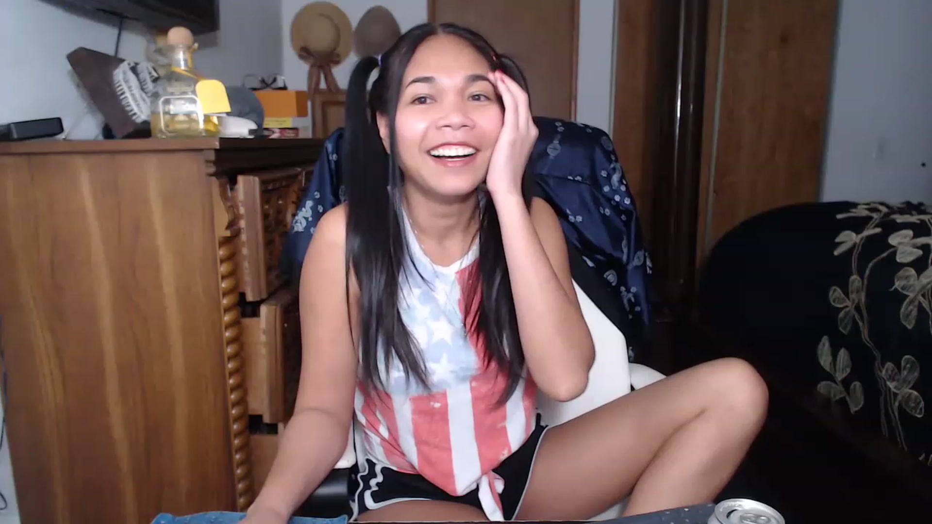 Gallery image thumbnail from Littlekai2023's myfreecams stream on, 04/20/2023, 01:12 image 14 of 20