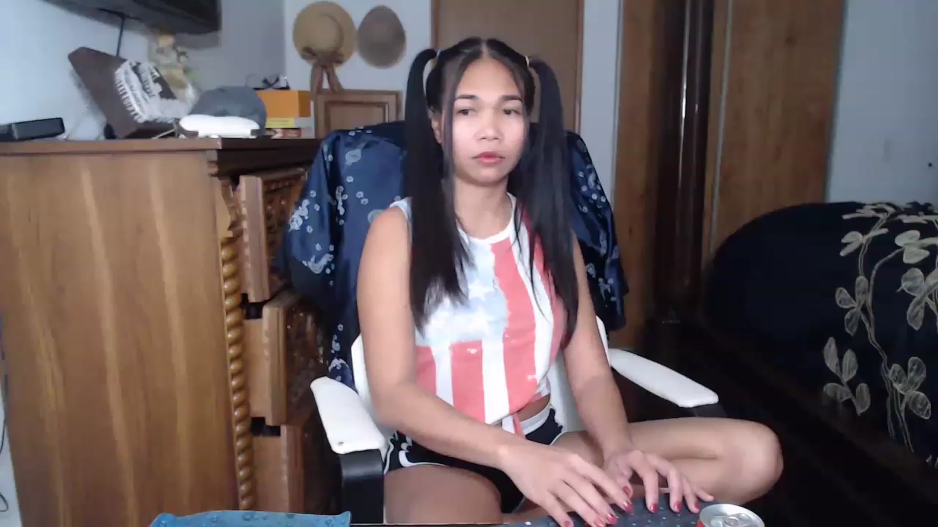 Gallery image thumbnail from Littlekai2023's myfreecams stream on, 04/20/2023, 01:12 image 3 of 20
