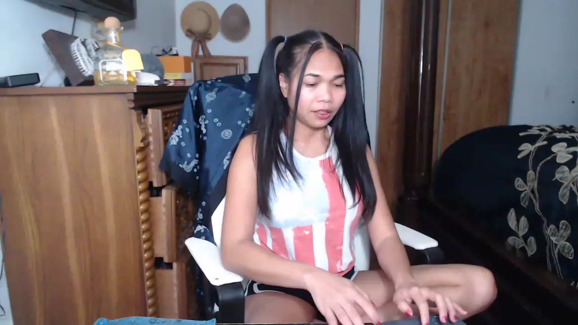 Gallery image thumbnail from Littlekai2023's myfreecams stream on, 04/20/2023, 01:12 image 12 of 20