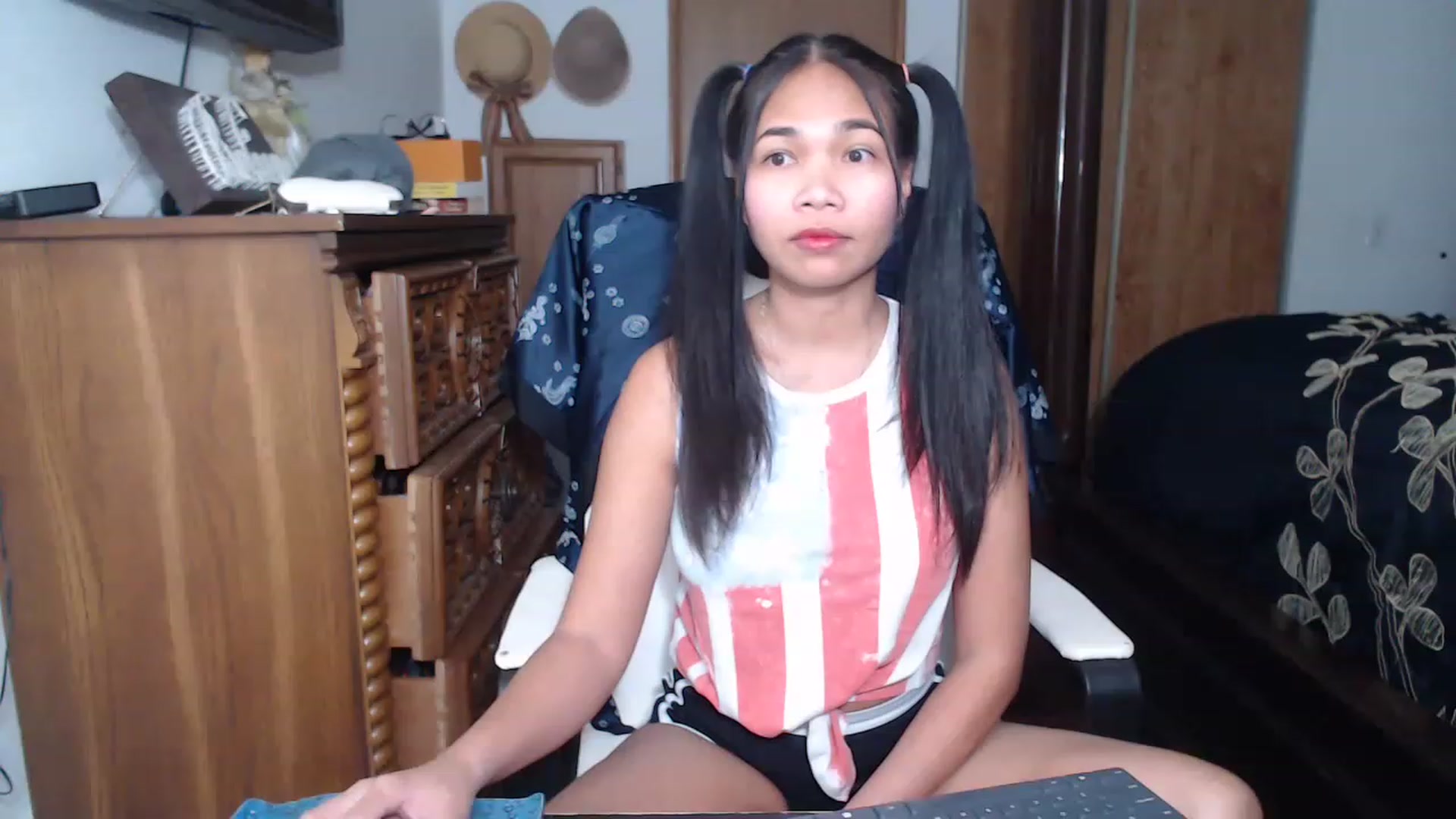 Gallery image thumbnail from Littlekai2023's myfreecams stream on, 04/20/2023, 01:12 image 1 of 20