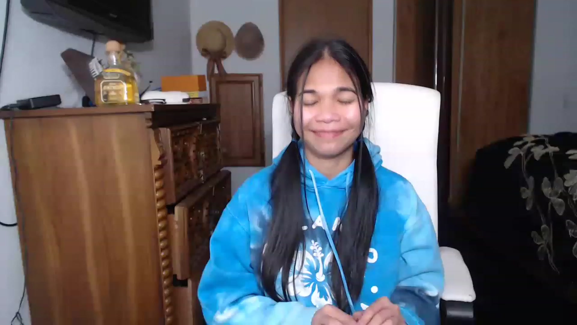 Gallery image thumbnail from Littlekai2023's myfreecams stream on, 04/23/2023, 24:19 image 17 of 20