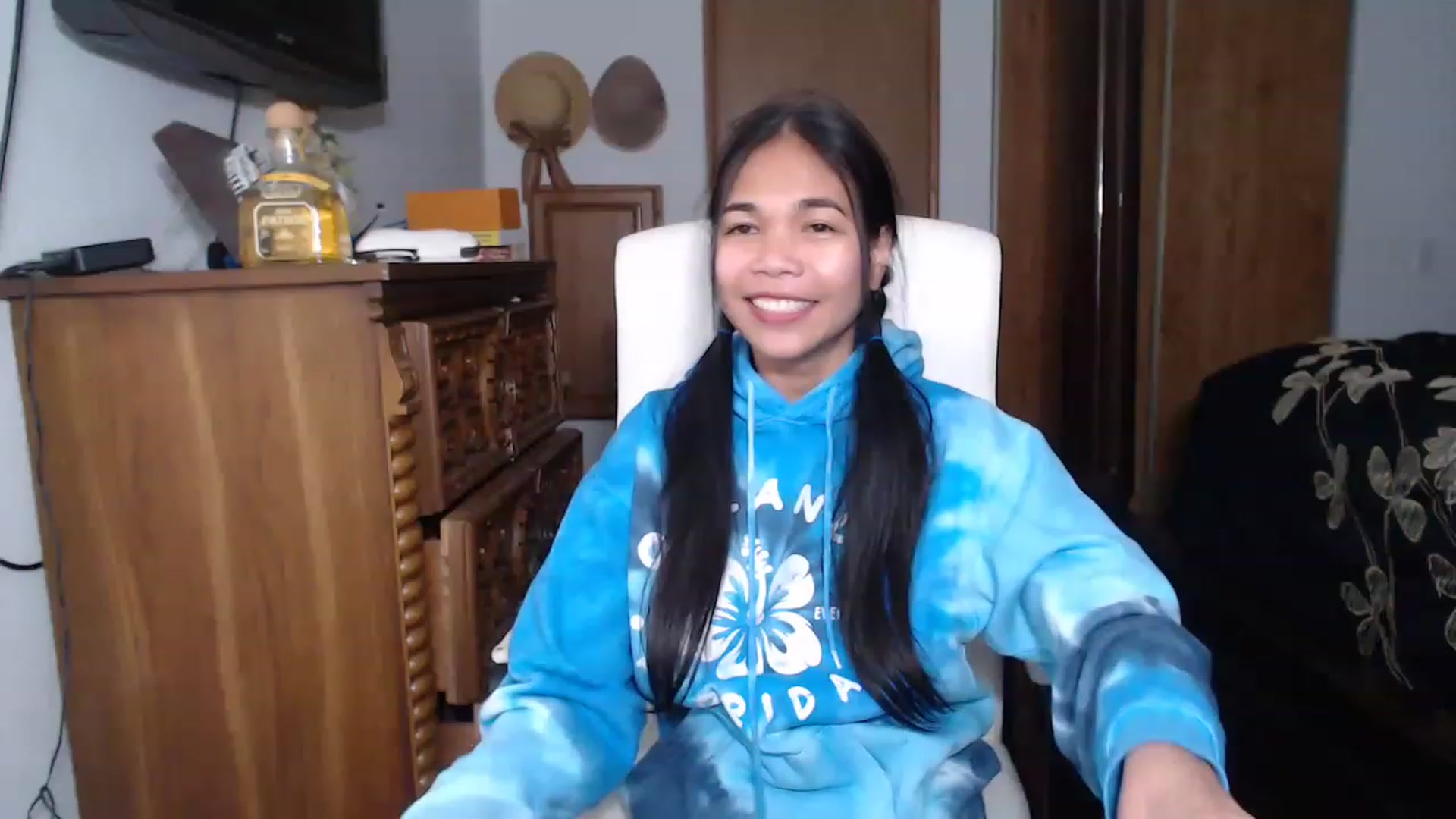 Gallery image thumbnail from Littlekai2023's myfreecams stream on, 04/23/2023, 24:19 image 11 of 20