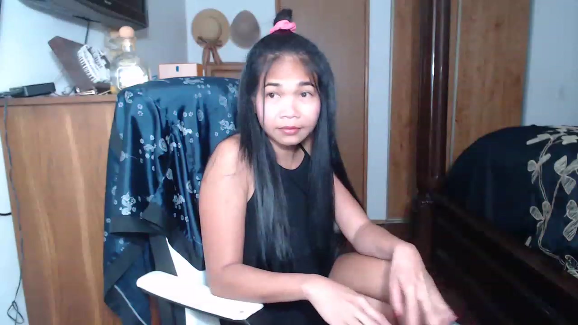 Gallery image thumbnail from Littlekai2023's myfreecams stream on, 05/02/2023, 24:04 image 5 of 20
