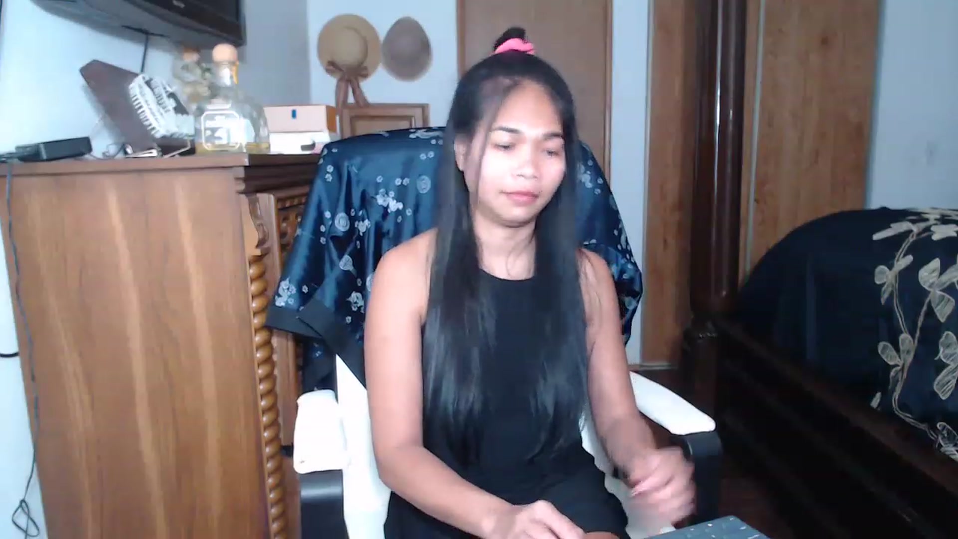 Gallery image thumbnail from Littlekai2023's myfreecams stream on, 05/02/2023, 24:04 image 13 of 20