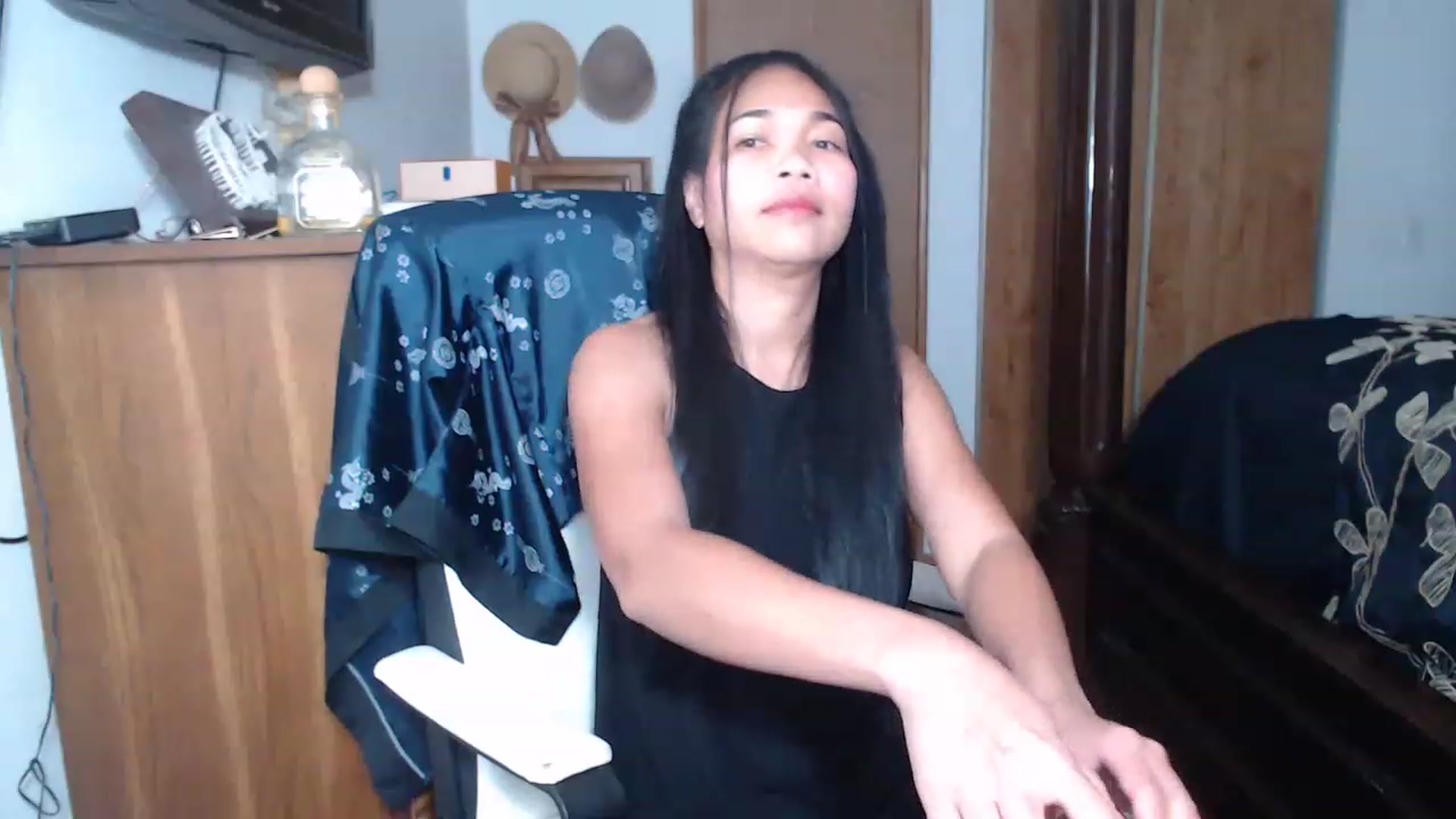 Gallery image thumbnail from Littlekai2023's myfreecams stream on, 05/02/2023, 24:04 image 3 of 20