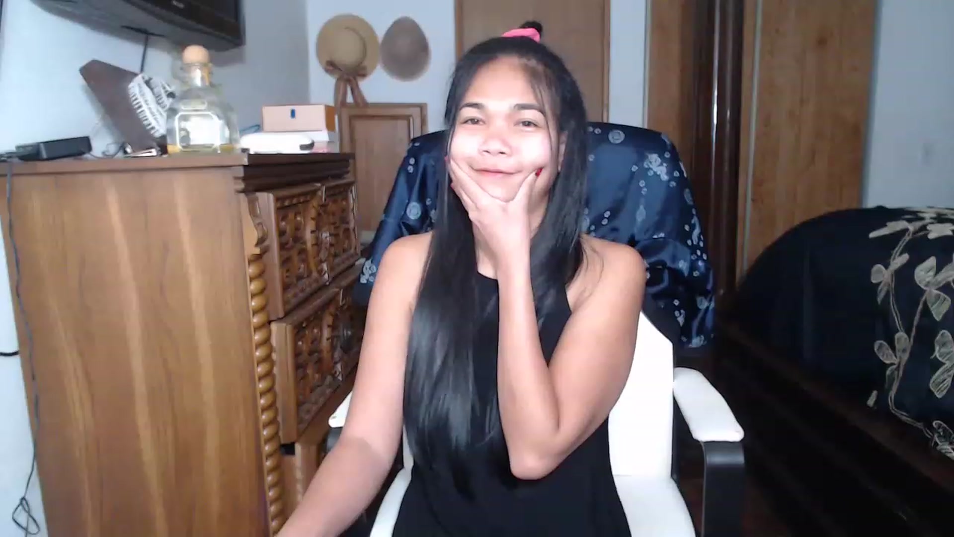 Gallery image thumbnail from Littlekai2023's myfreecams stream on, 05/02/2023, 24:34 image 9 of 20