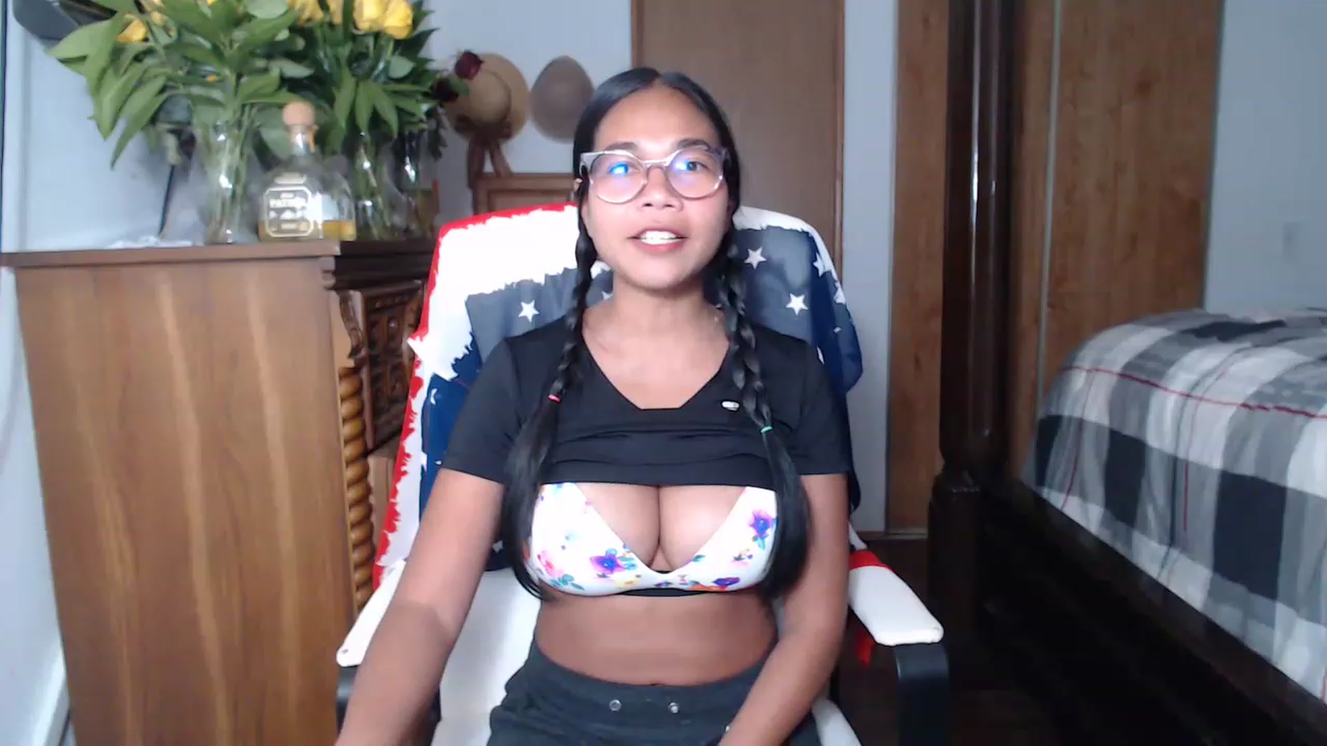 Gallery image thumbnail from Littlekai2023's myfreecams stream on, 05/21/2023, 24:01 image 17 of 20