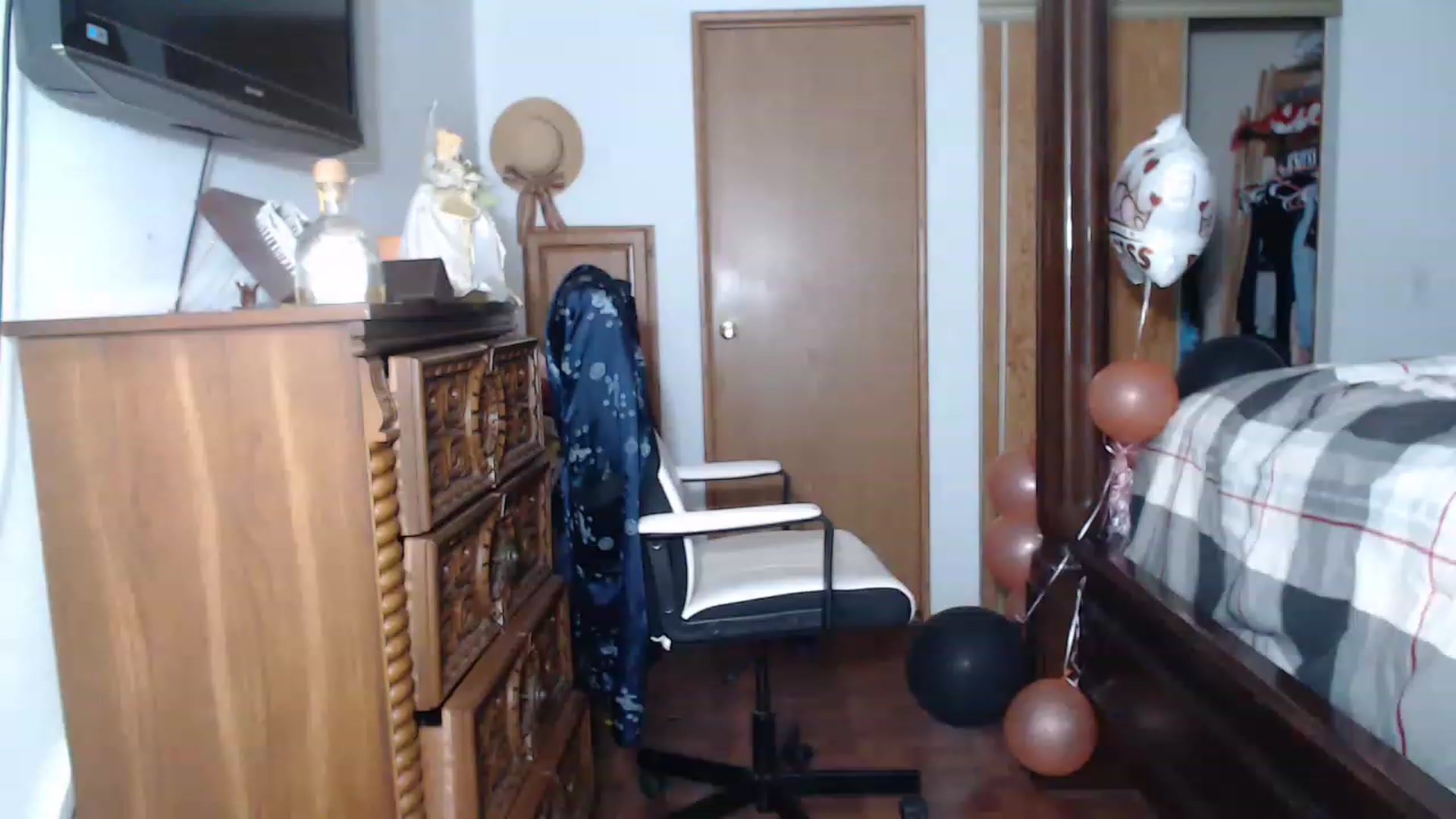Gallery image thumbnail from Littlekai2023's myfreecams stream on, 05/29/2023, 06:04 image 9 of 20