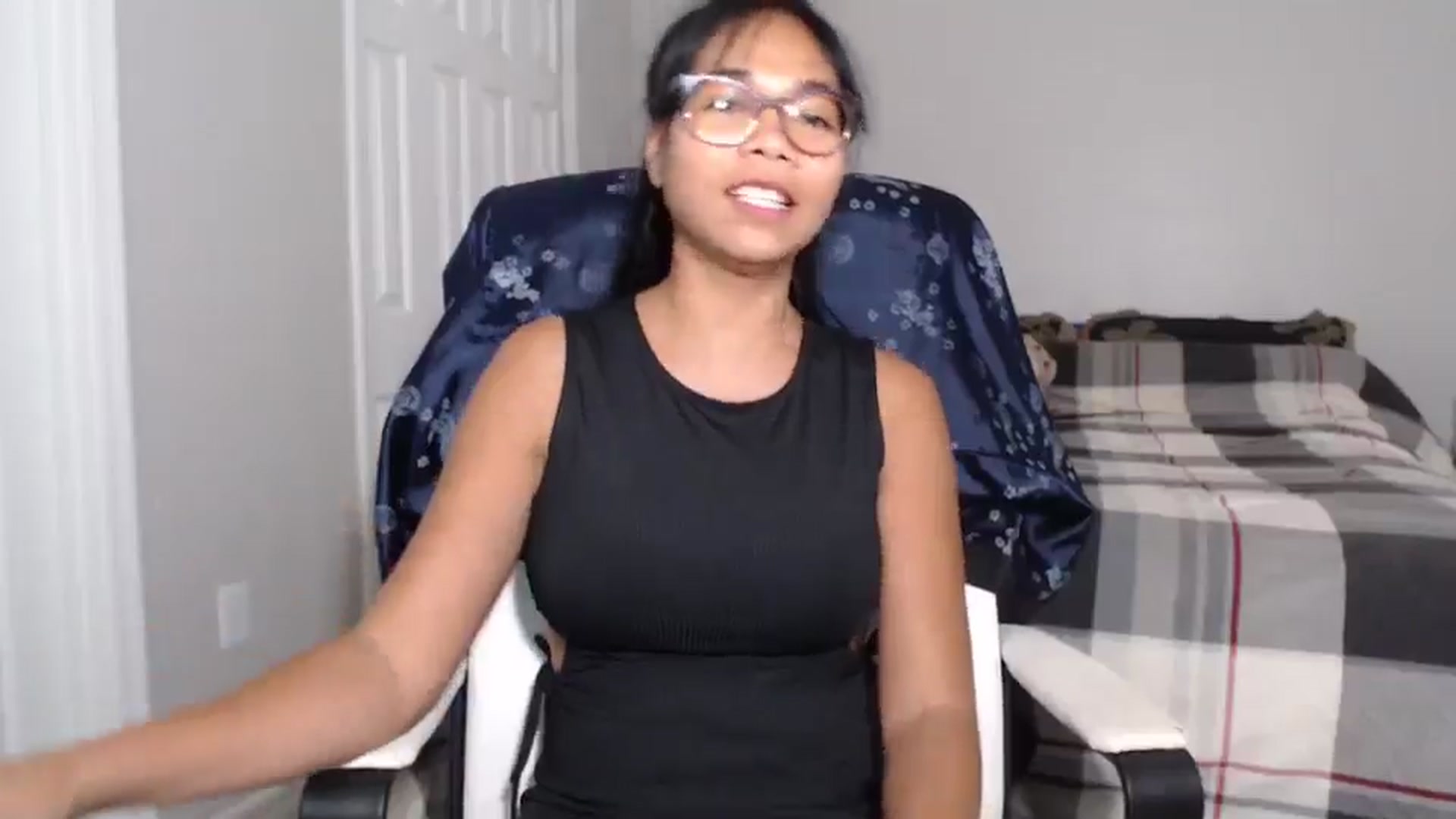 Gallery image thumbnail from Littlekai2023's myfreecams stream on, 06/17/2024, 24:02 image 12 of 20