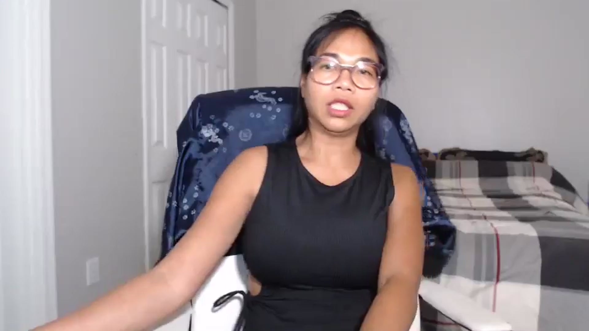 Gallery image thumbnail from Littlekai2023's myfreecams stream on, 06/17/2024, 24:02 image 19 of 20