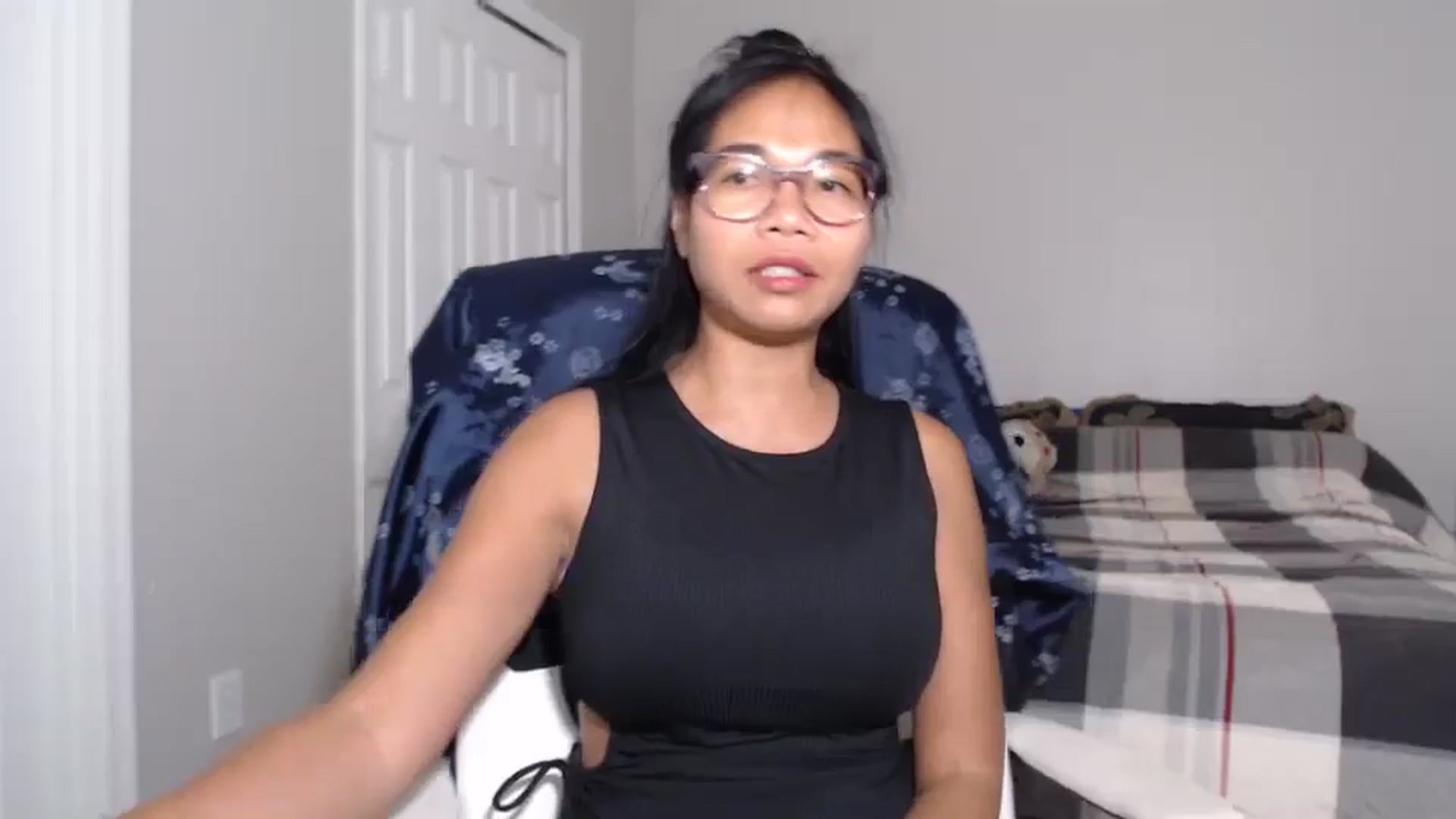 Gallery image thumbnail from Littlekai2023's myfreecams stream on, 06/17/2024, 24:02 image 16 of 20