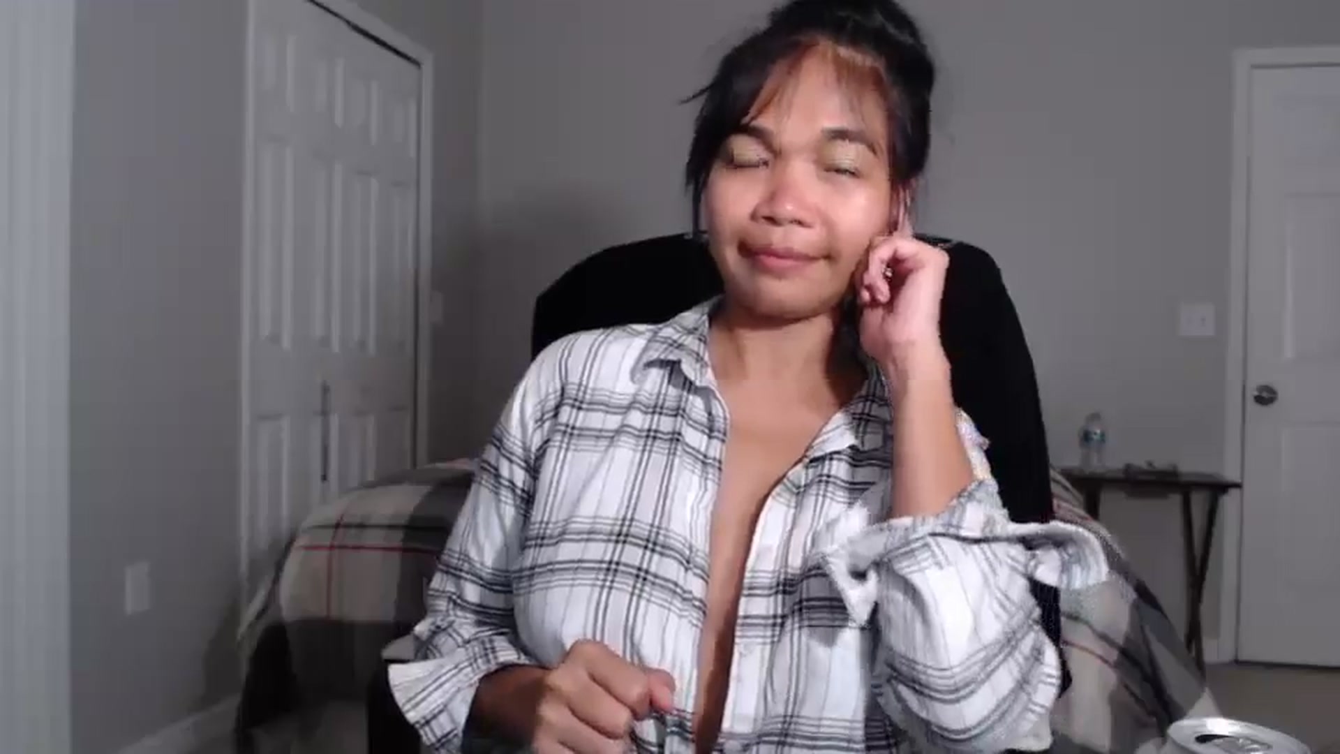 Gallery image thumbnail from Littlekai2023's myfreecams stream on, 07/22/2024, 02:51 image 16 of 20