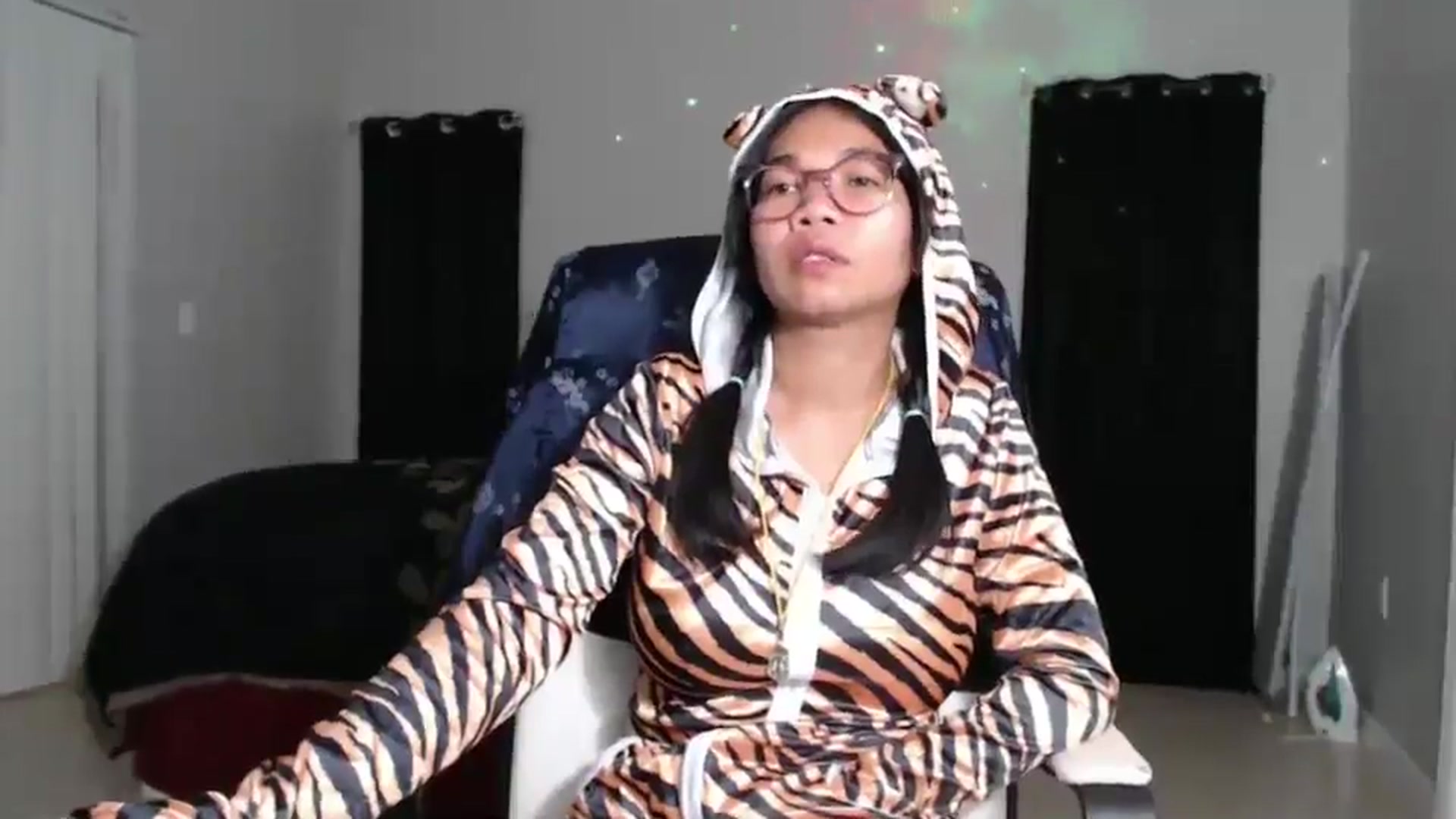 Gallery image thumbnail from Littlekai2023's myfreecams stream on, 11/01/2024, 03:38 image 7 of 20