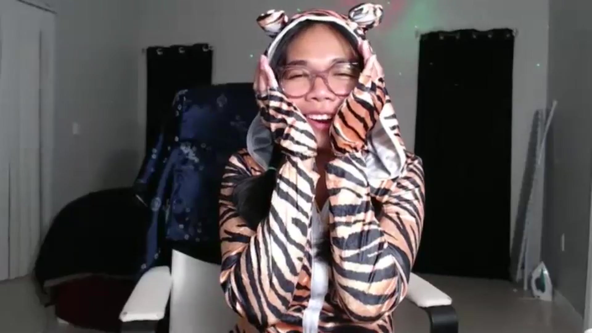 Gallery image thumbnail from Littlekai2023's myfreecams stream on, 11/01/2024, 03:38 image 10 of 20