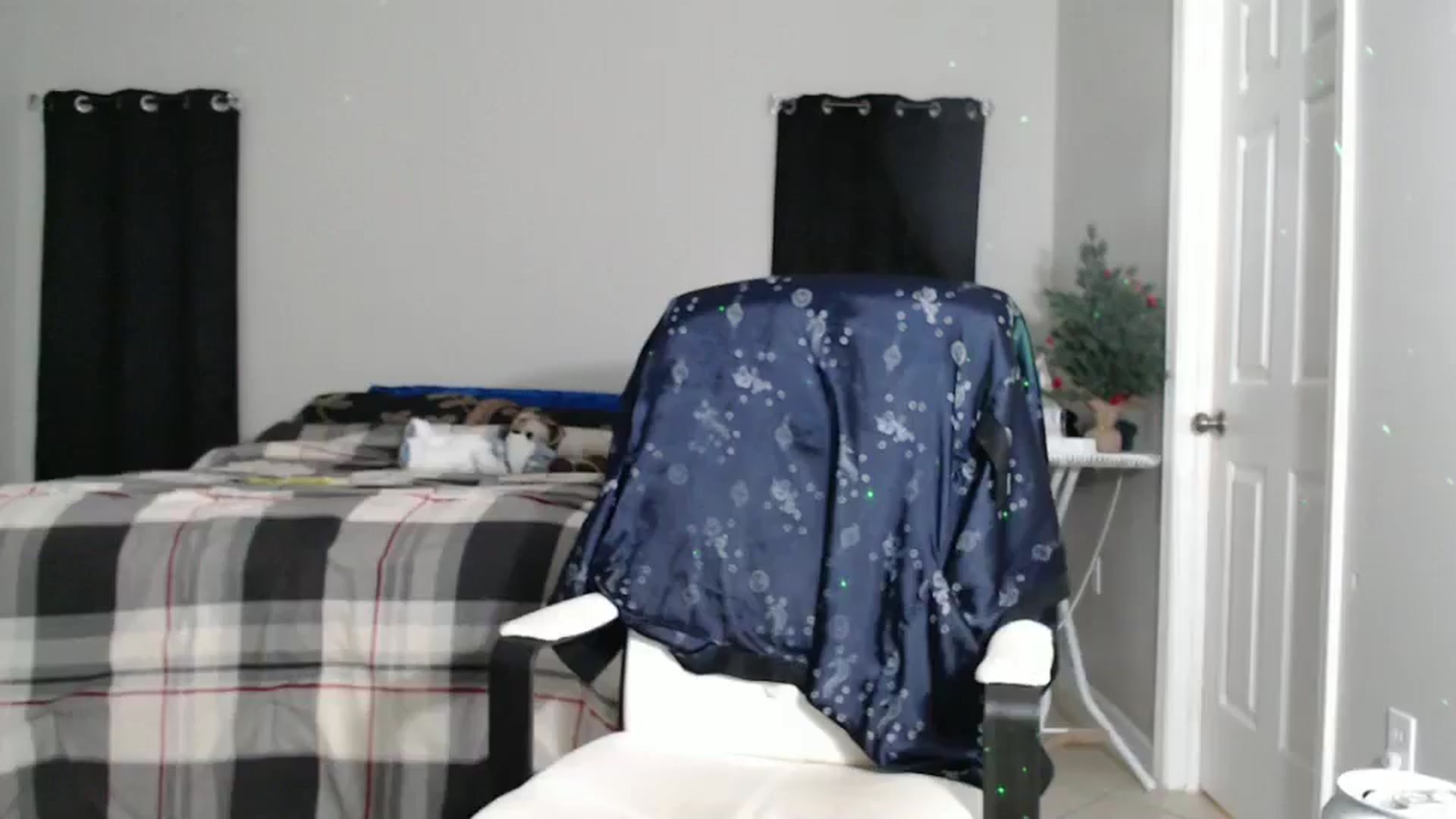 Gallery image thumbnail from Littlekai2023's myfreecams stream on, 12/19/2024, 03:57 image 15 of 20