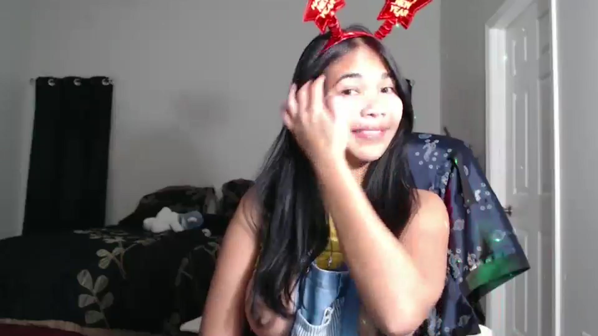 Gallery image thumbnail from Littlekai2025's myfreecams stream on, 01/01/2025, 05:16 image 17 of 20