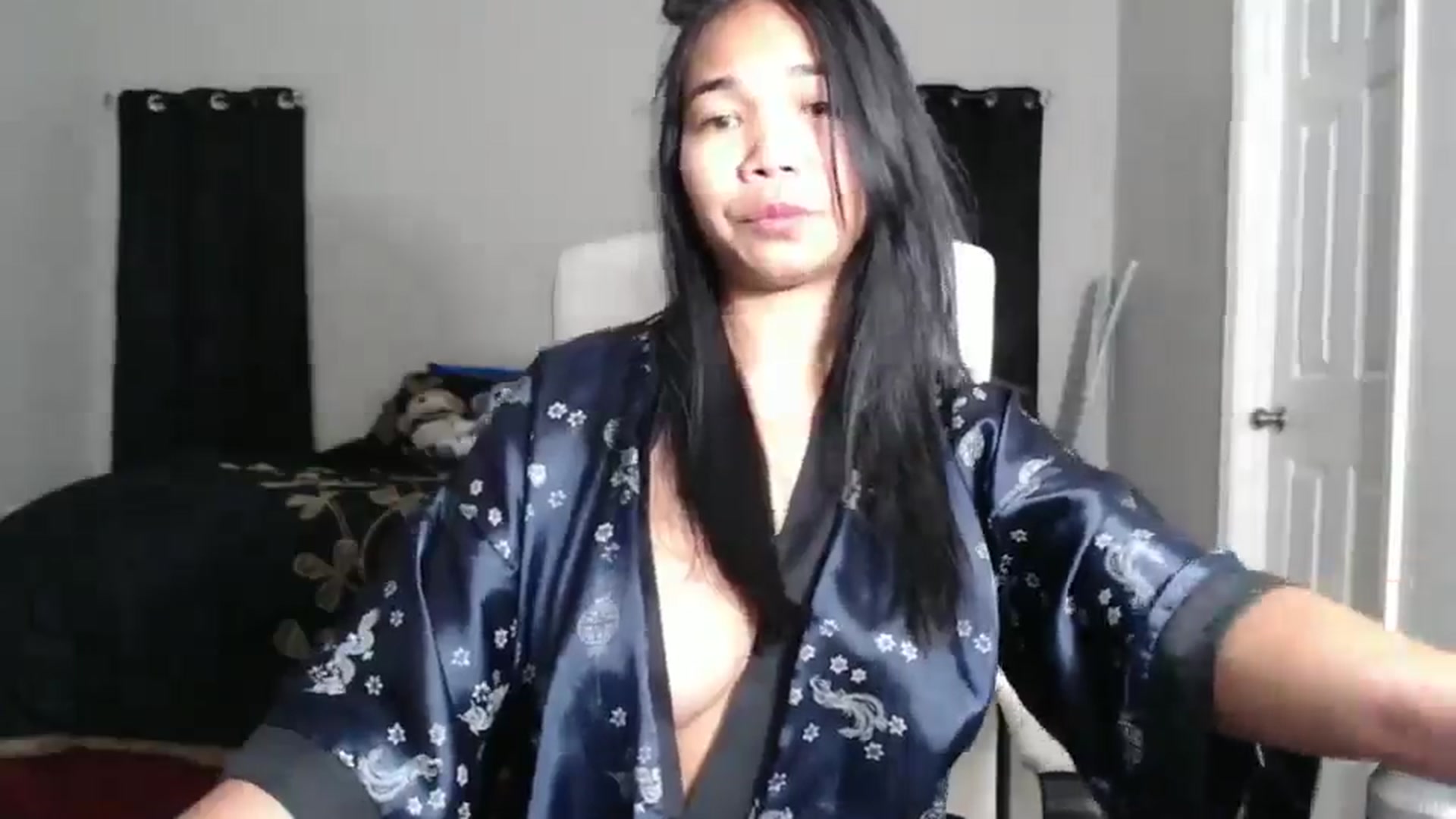 Gallery image thumbnail from Littlekai2025's myfreecams stream on, 01/06/2025, 24:24 image 7 of 20