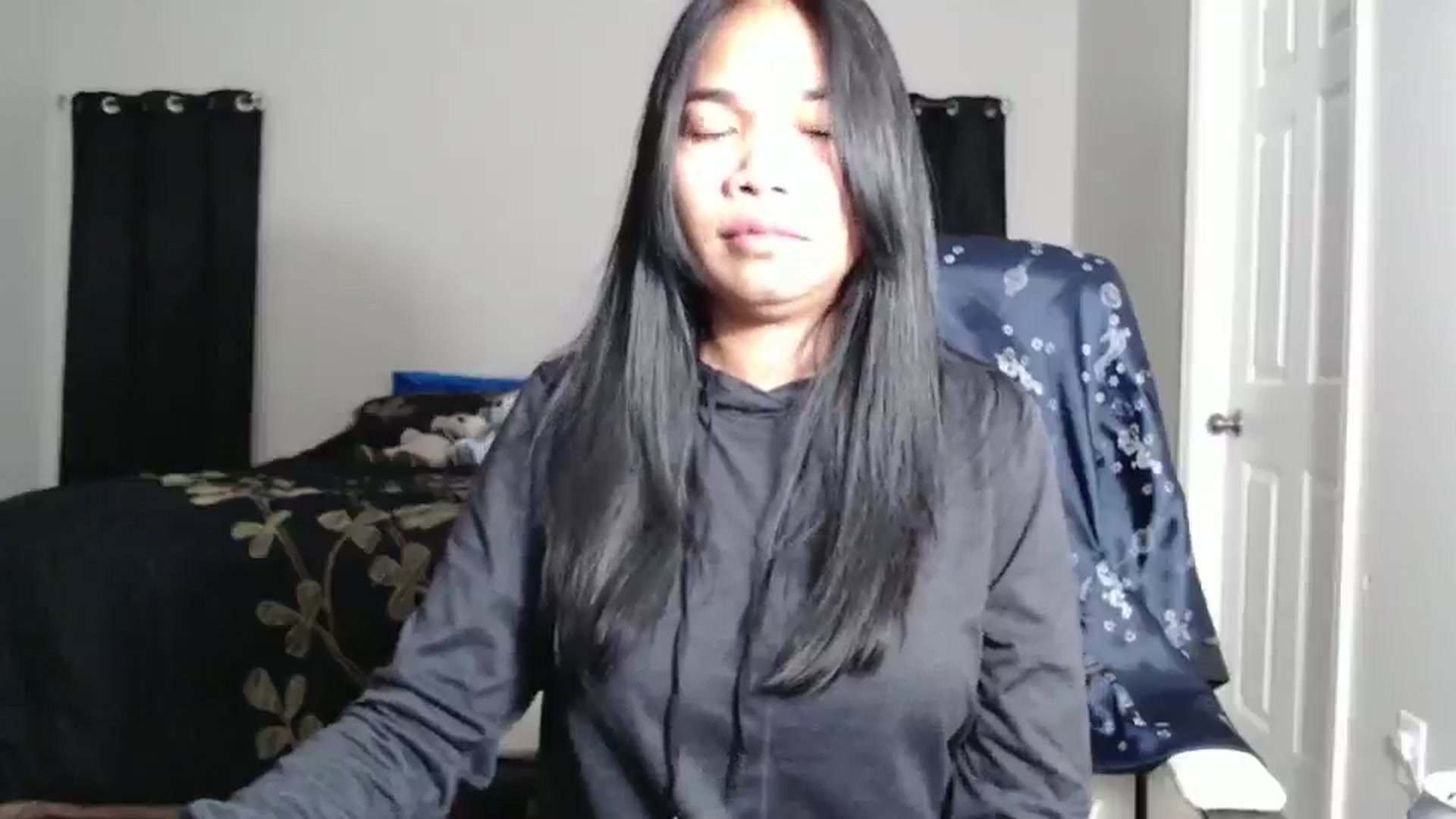 Gallery image thumbnail from Littlekai2025's myfreecams stream on, 01/10/2025, 04:01 image 16 of 20