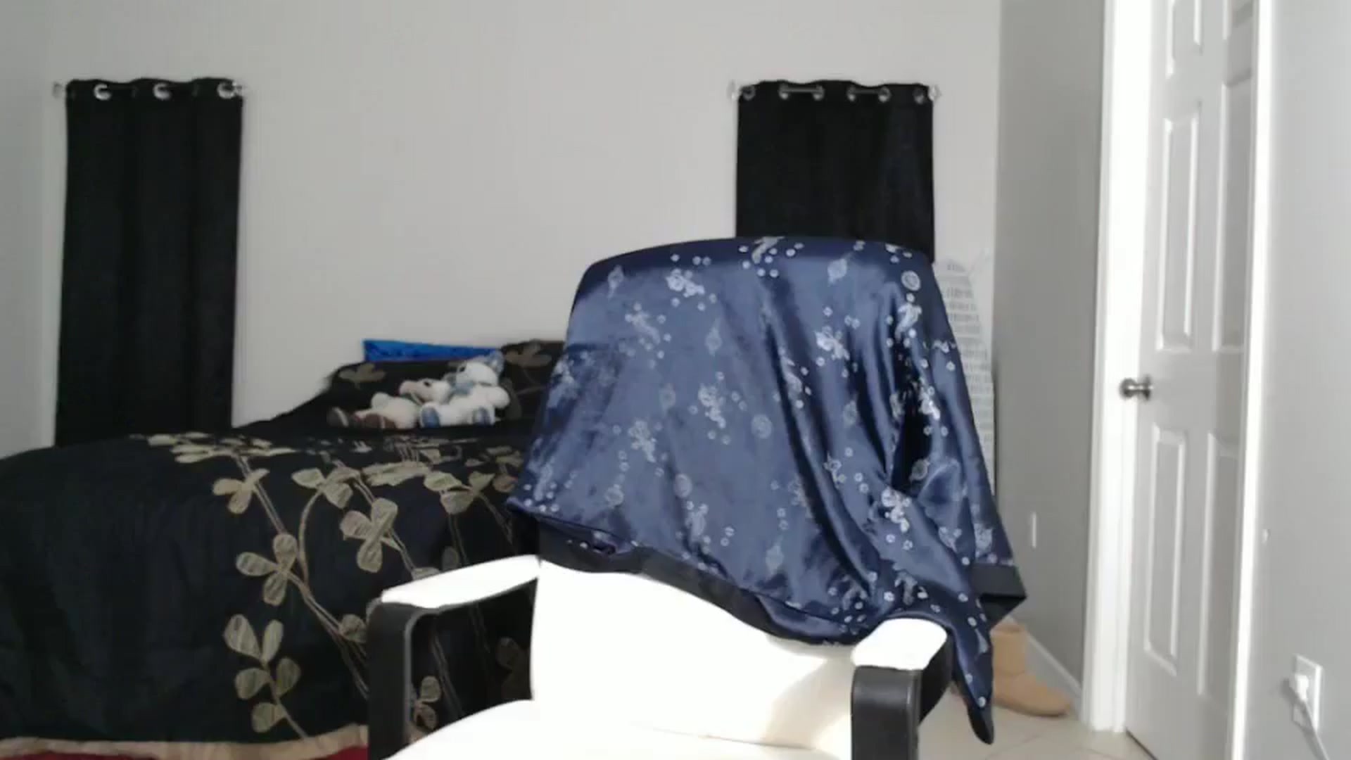 Gallery image thumbnail from Littlekai2025's myfreecams stream on, 01/10/2025, 04:01 image 6 of 20