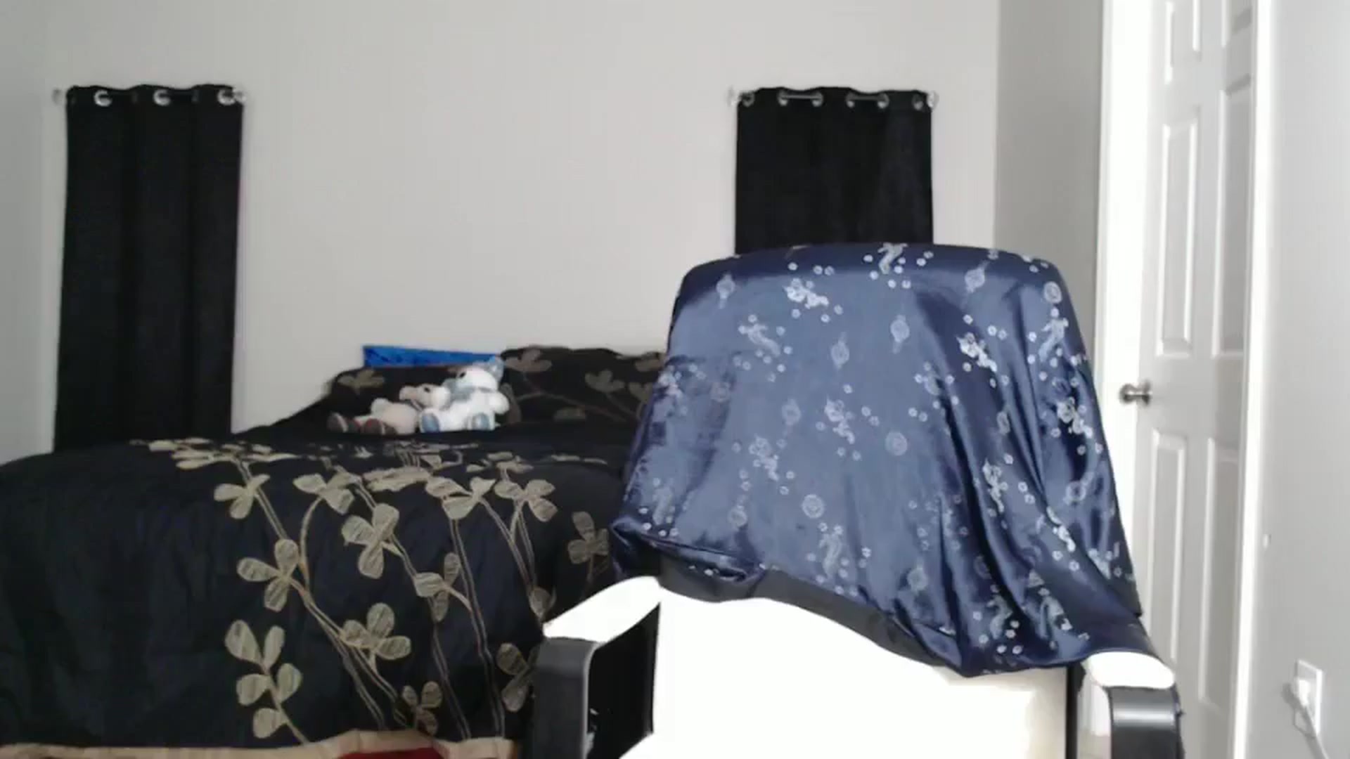 Gallery image thumbnail from Littlekai2025's myfreecams stream on, 01/10/2025, 04:01 image 18 of 20