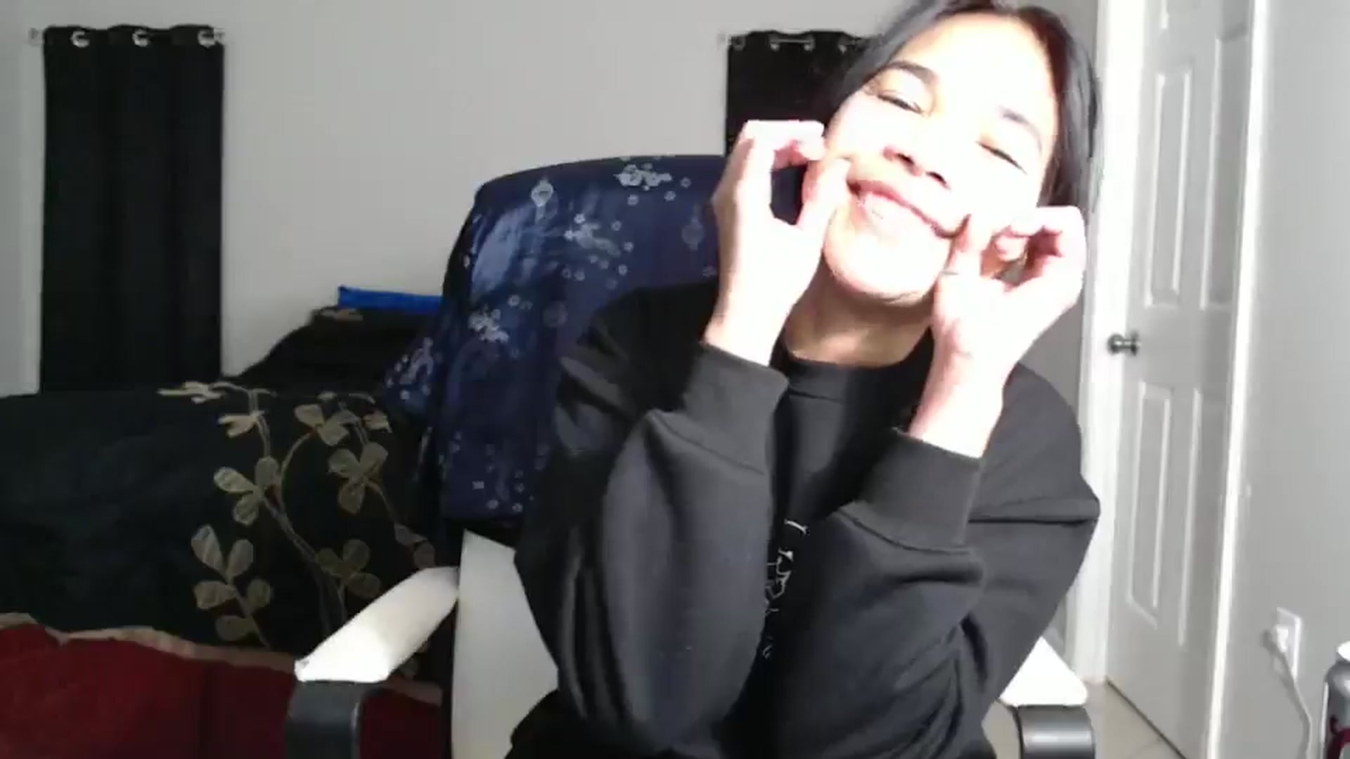 Gallery image thumbnail from Littlekai2025's myfreecams stream on, 01/17/2025, 04:33 image 18 of 20