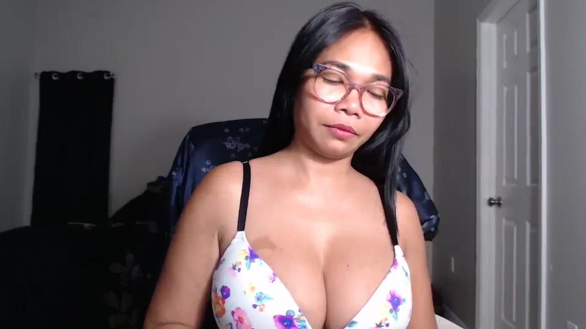 Gallery image thumbnail from Littlekai2025's myfreecams stream on, 04/25/2025, 01:27 image 10 of 20