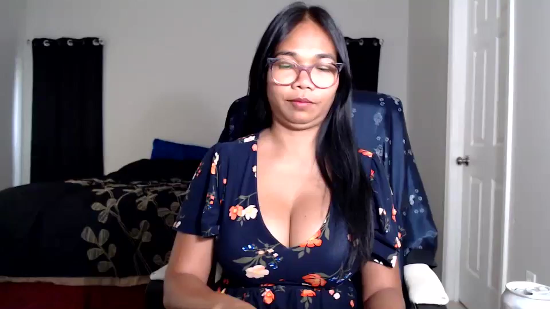 Gallery image thumbnail from Littlekai2025's myfreecams stream on, 05/04/2025, 24:02 image 6 of 20