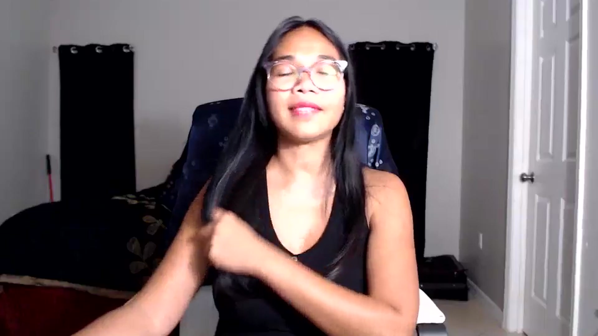 Gallery image thumbnail from Littlekai2025's myfreecams stream on, 05/20/2025, 02:24 image 10 of 20