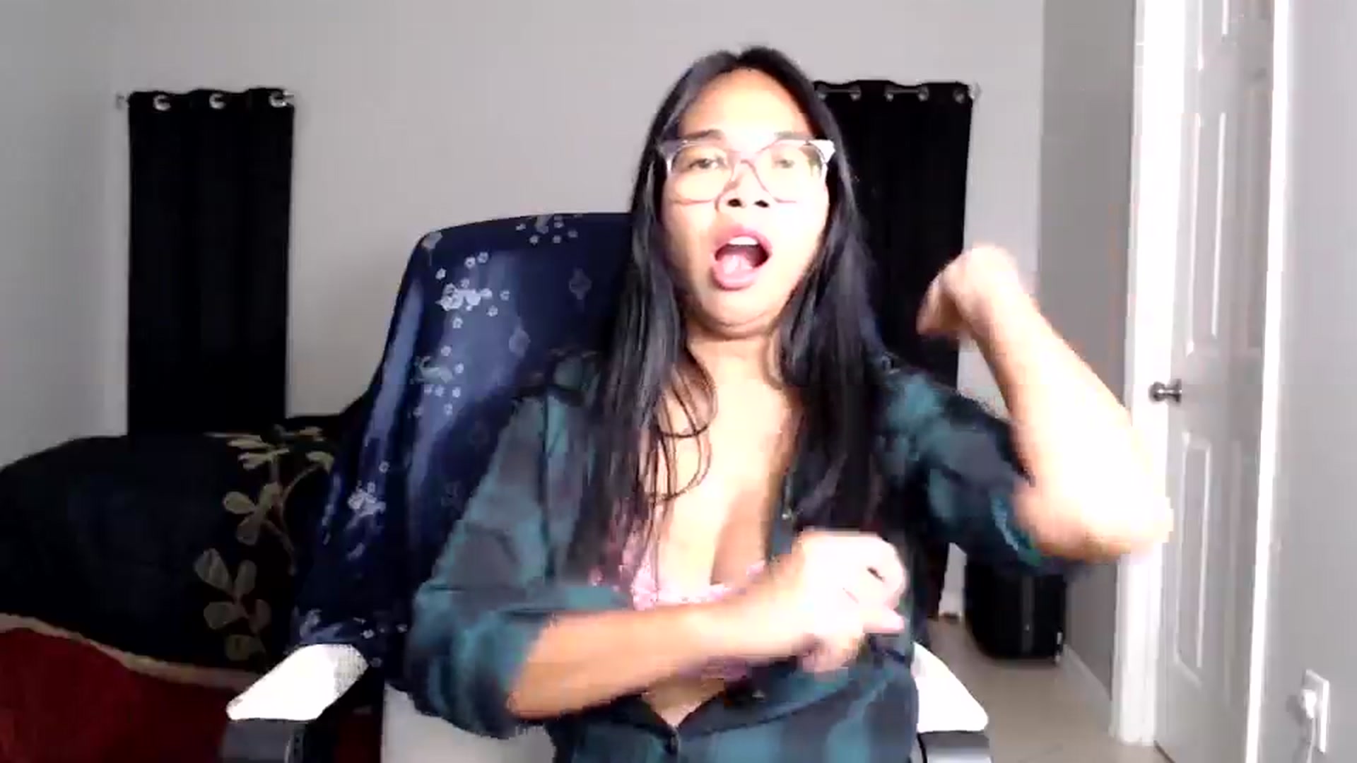 Gallery image thumbnail from Littlekai2025's myfreecams stream on, 06/08/2025, 01:03 image 15 of 20