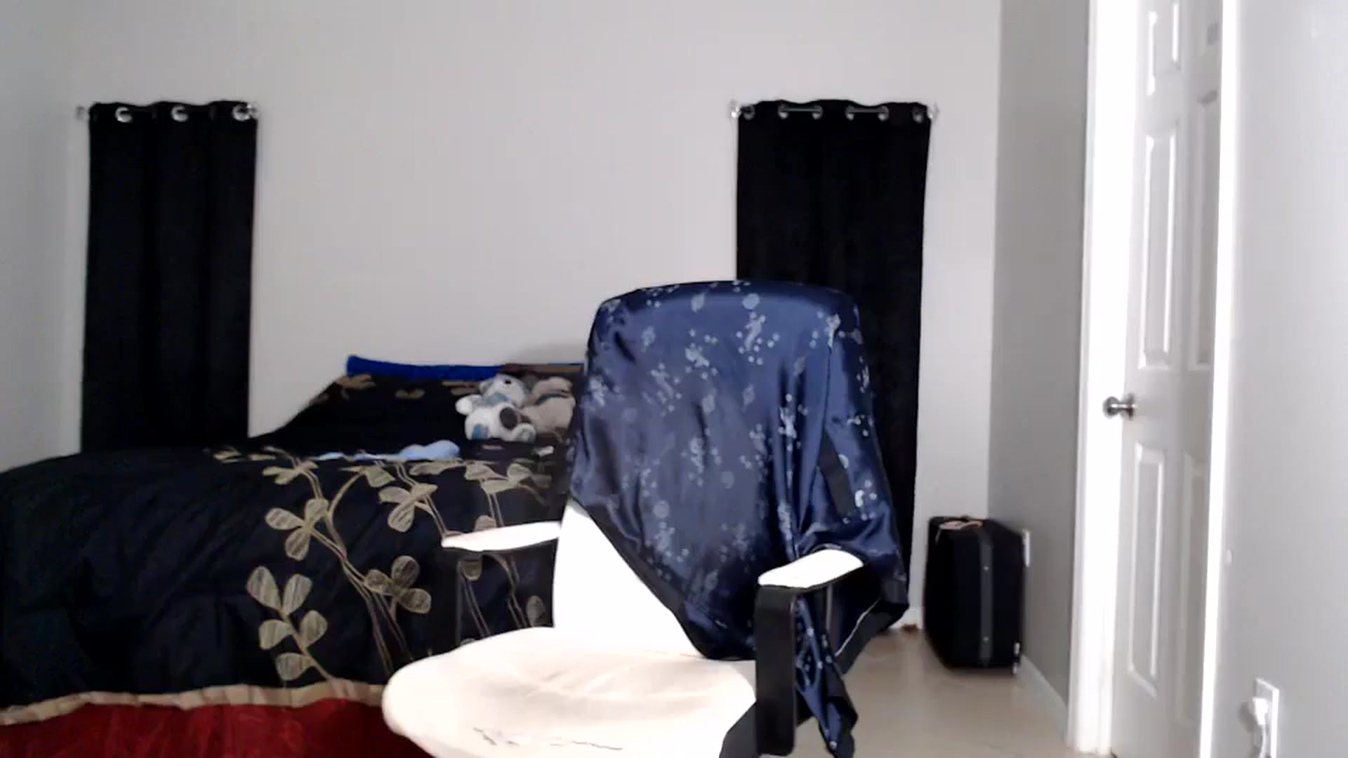 Gallery image thumbnail from Littlekai2025's myfreecams stream on, 06/16/2025, 04:10 image 19 of 20
